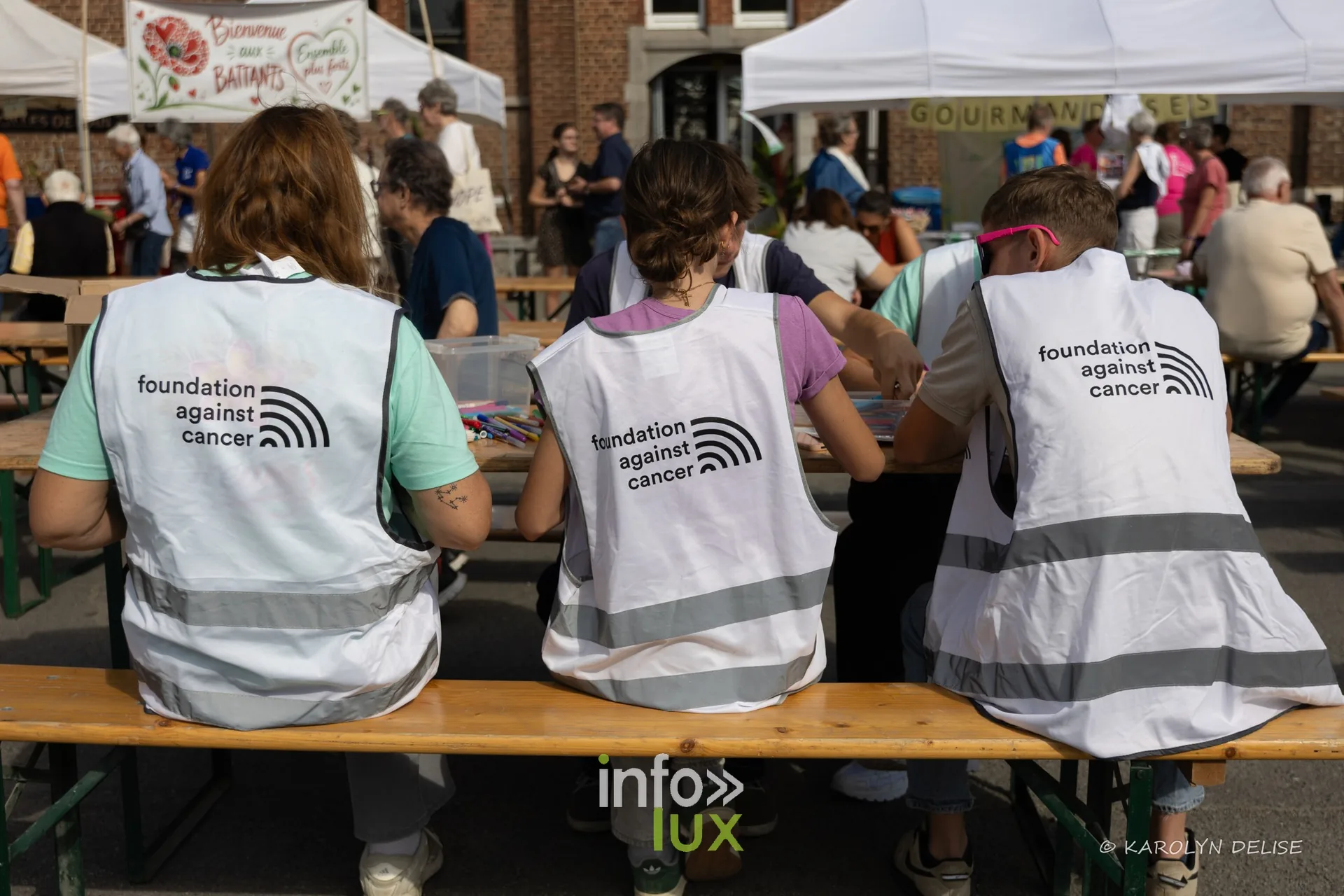 Bénévoles en gilet Fondation contre le Cancer, vus de dos, Relais pour la Vie de Nivelles 2026