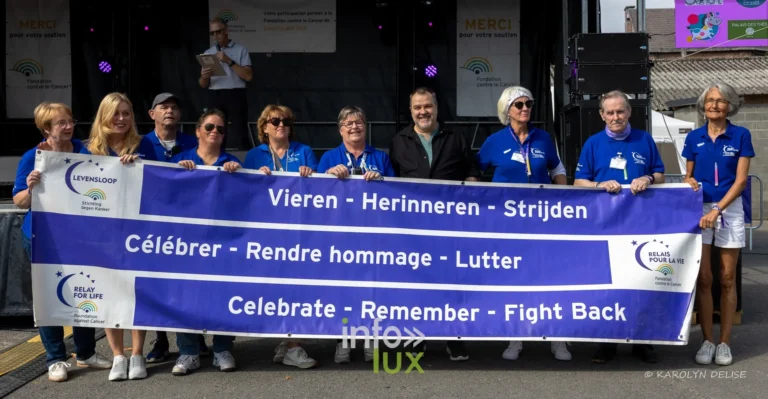 Banderole « Célébrer – Rendre hommage – Lutter » sur la scène, cérémonie d’ouverture, Relais pour la Vie de Nivelles 2026