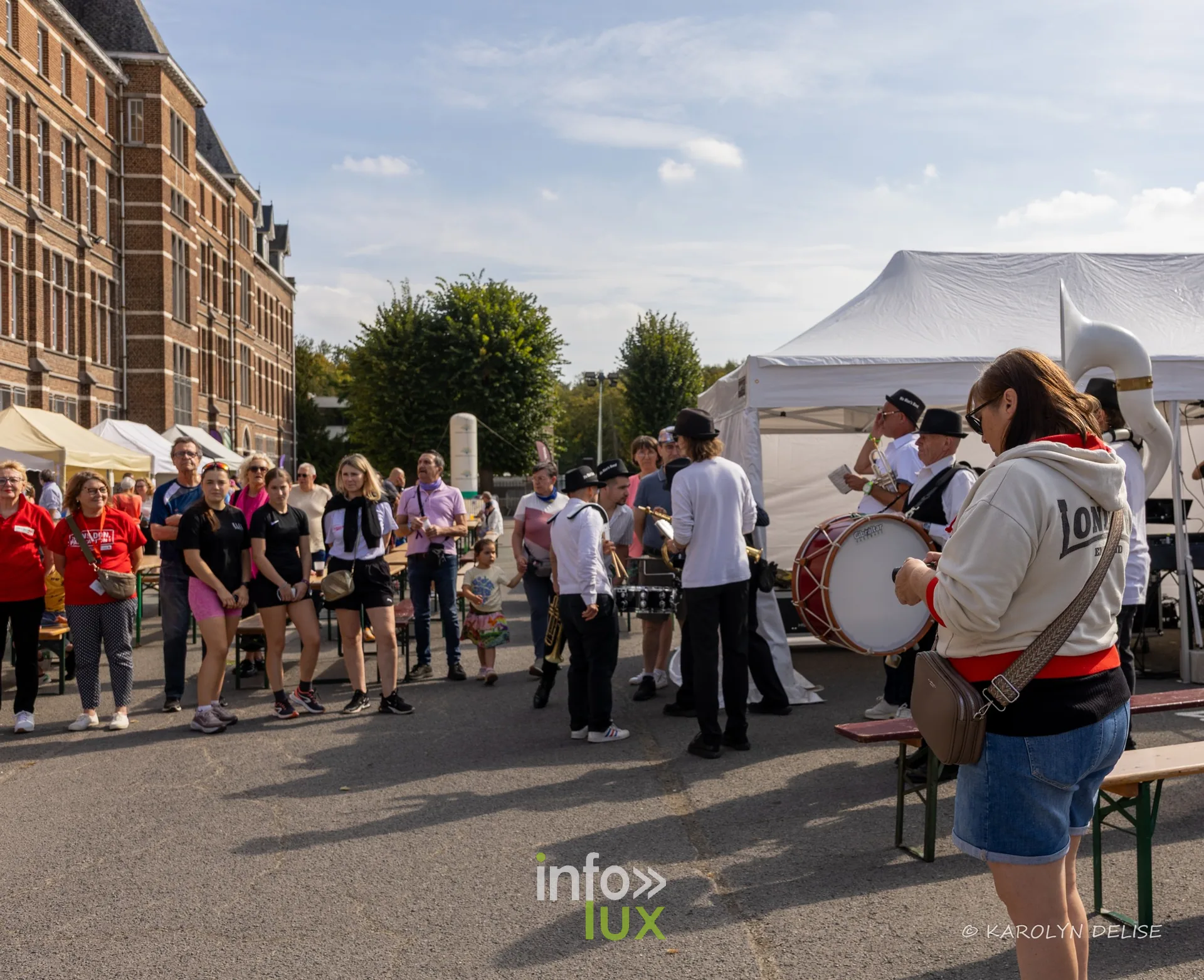 Public rassemblé devant la scène, cérémonie d’ouverture, Relais pour la Vie de Nivelles 2026