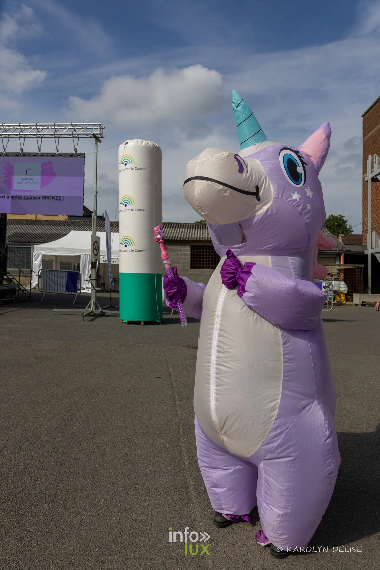 Mascotte licorne gonflable dans la cour du collège, Relais pour la Vie de Nivelles 2026