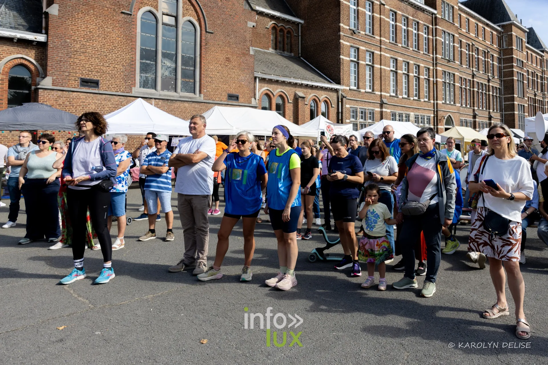 Public rassemblé devant la scène, cérémonie d’ouverture, Relais pour la Vie de Nivelles 2026