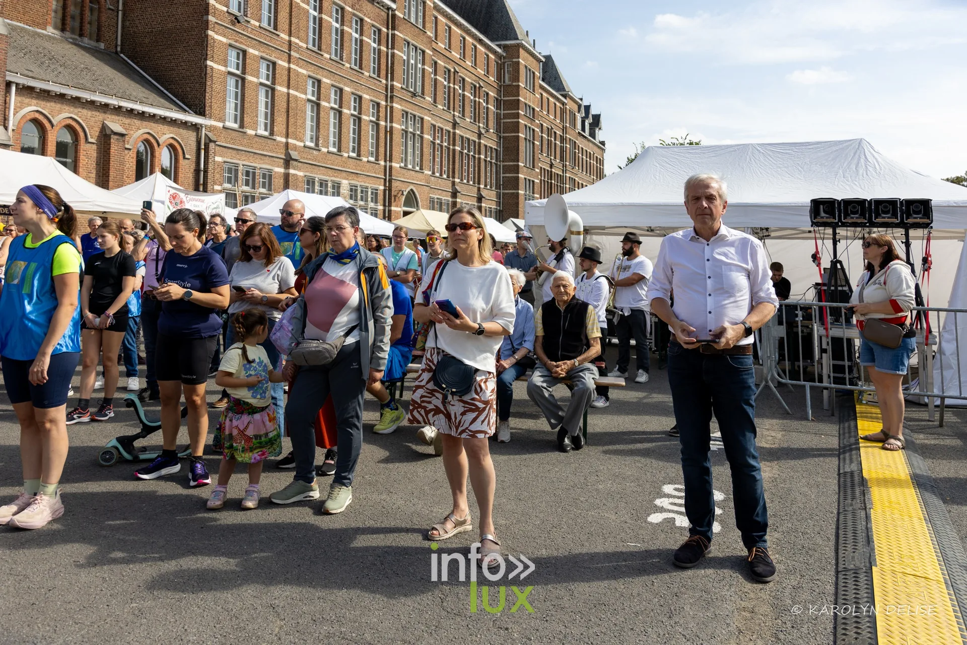 Public rassemblé devant la scène, cérémonie d’ouverture, Relais pour la Vie de Nivelles 2026