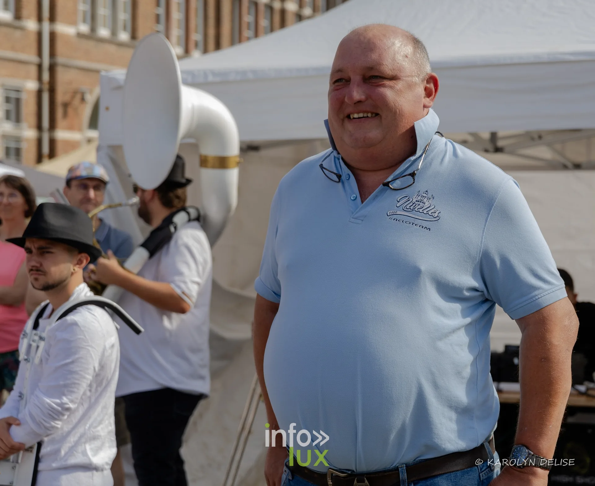 Participant souriant près de la fanfare, Relais pour la Vie de Nivelles 2026