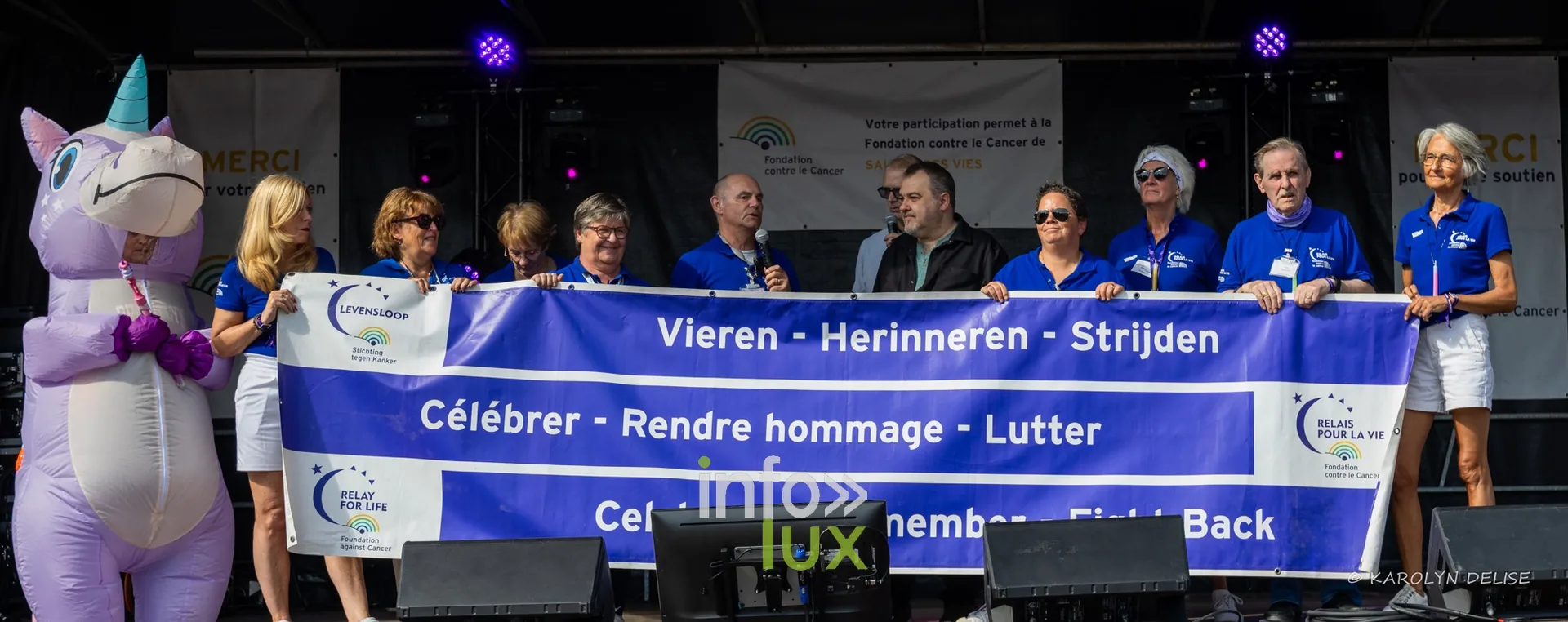 Banderole « Célébrer – Rendre hommage – Lutter » sur la scène, cérémonie d’ouverture, Relais pour la Vie de Nivelles 2026