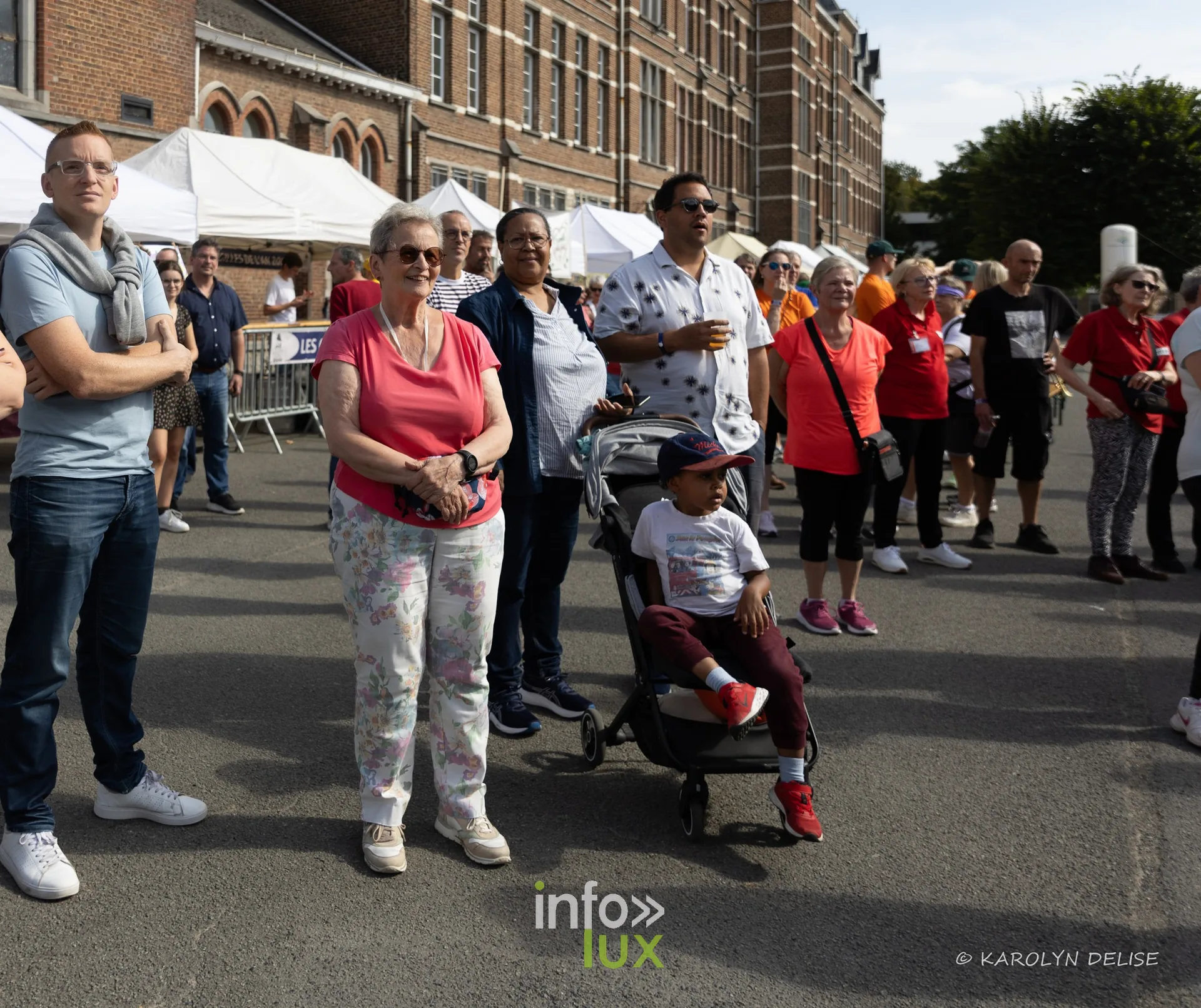 Public rassemblé devant la scène, cérémonie d’ouverture, Relais pour la Vie de Nivelles 2026