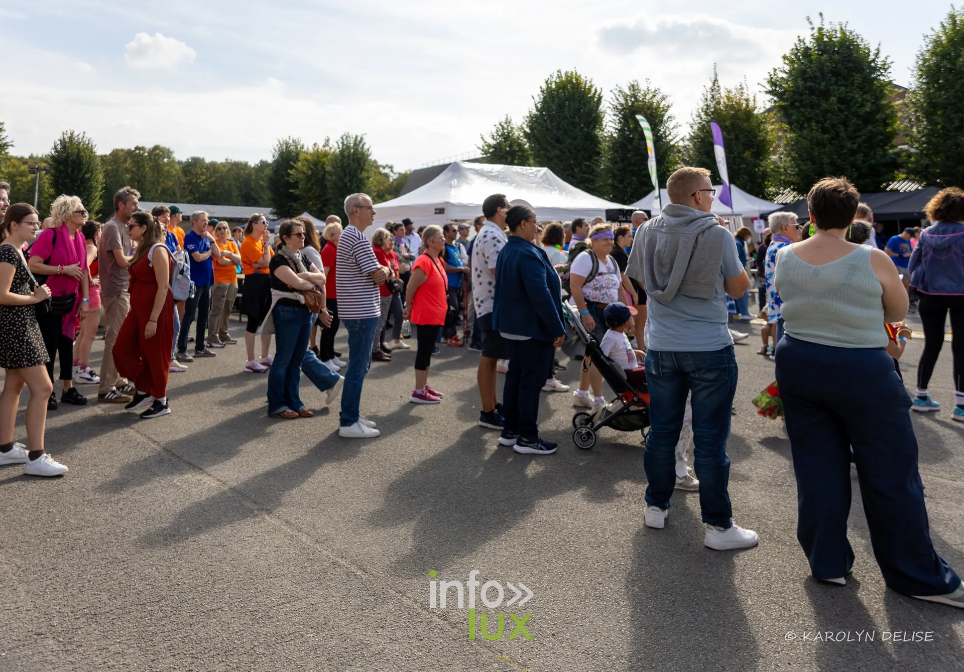 Public rassemblé devant la scène, cérémonie d’ouverture, Relais pour la Vie de Nivelles 2026