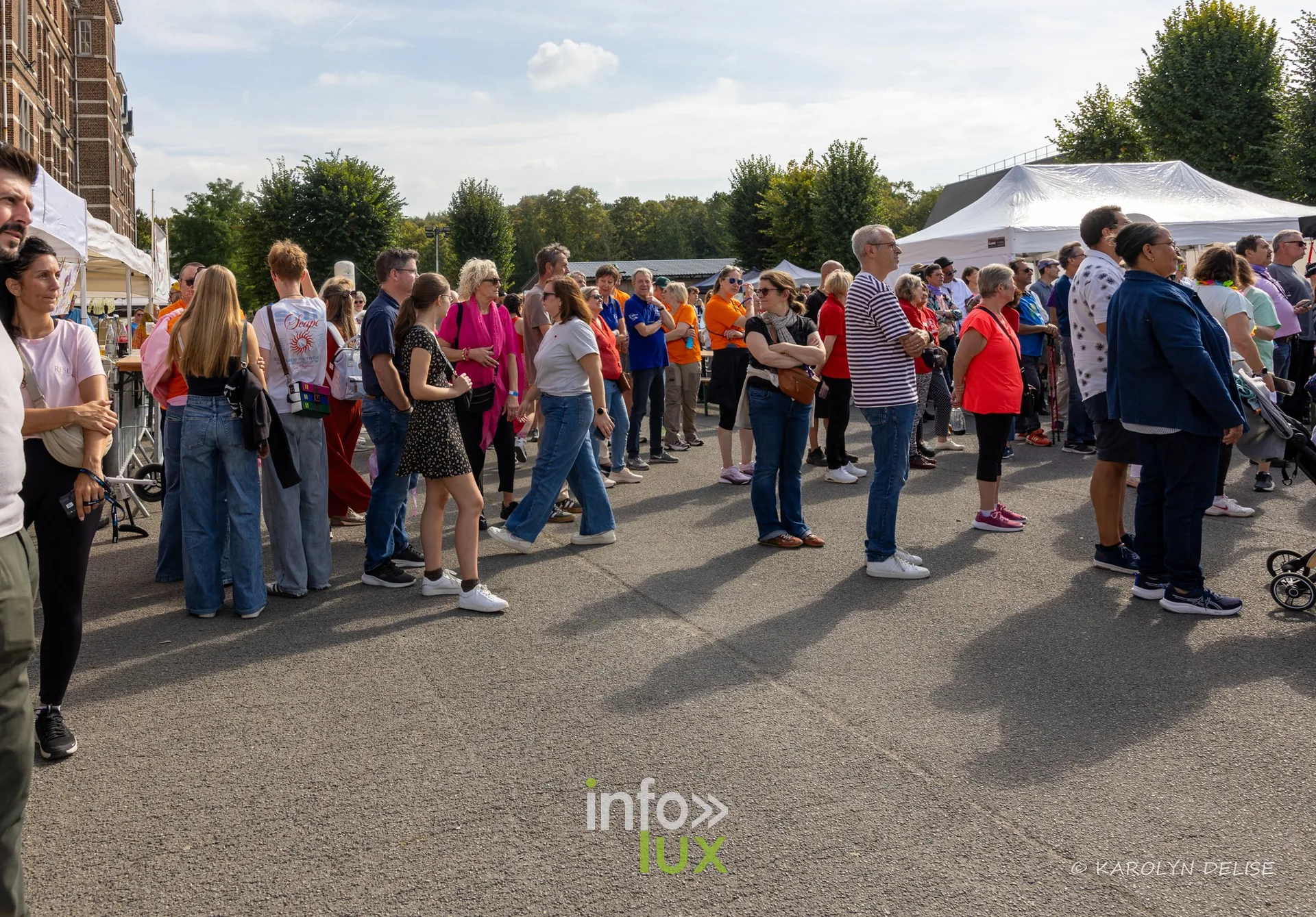 Public rassemblé devant la scène, cérémonie d’ouverture, Relais pour la Vie de Nivelles 2026