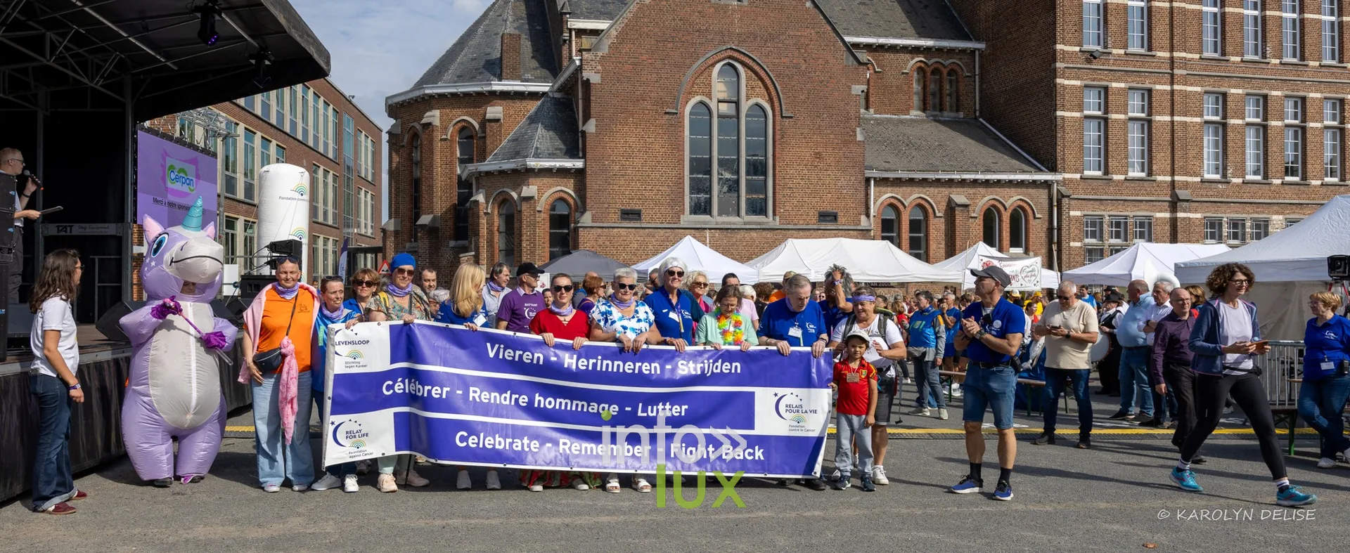 Vue d’ensemble de la cérémonie d’ouverture devant la scène et l’église, Relais pour la Vie de Nivelles 2026
