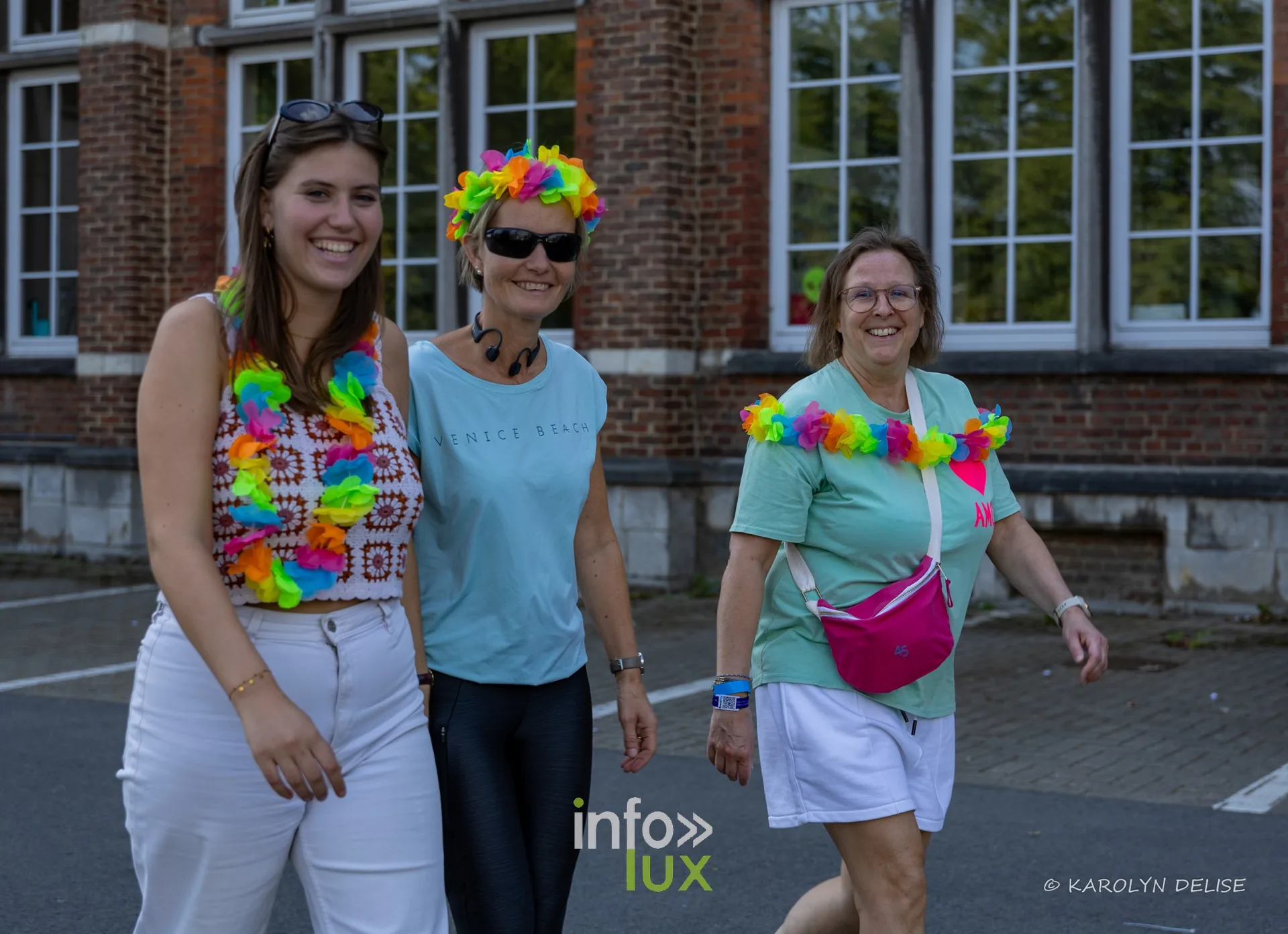 Participantes coiffées de fleurs sur le circuit, Relais pour la Vie de Nivelles 2026