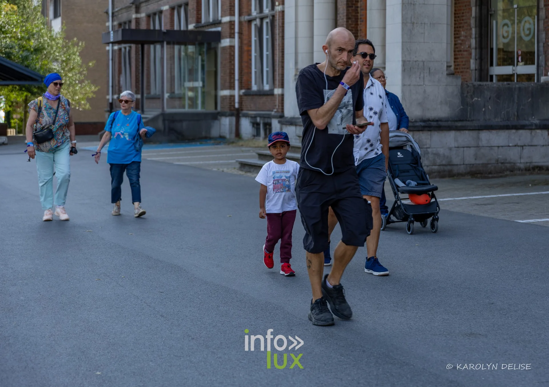 Participants lors des premiers tours sur le circuit, Relais pour la Vie de Nivelles 2026