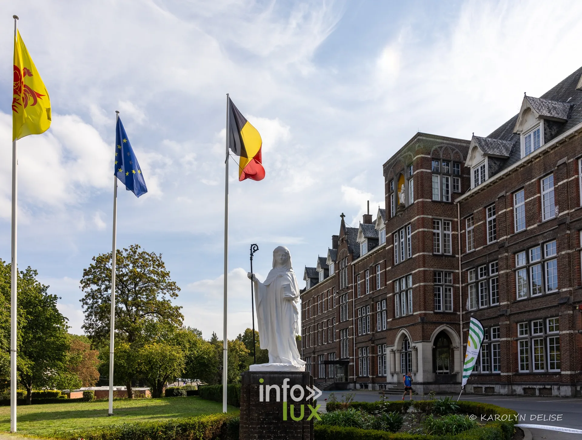 Statue et façade du collège Sainte-Gertrude, Relais pour la Vie de Nivelles 2026