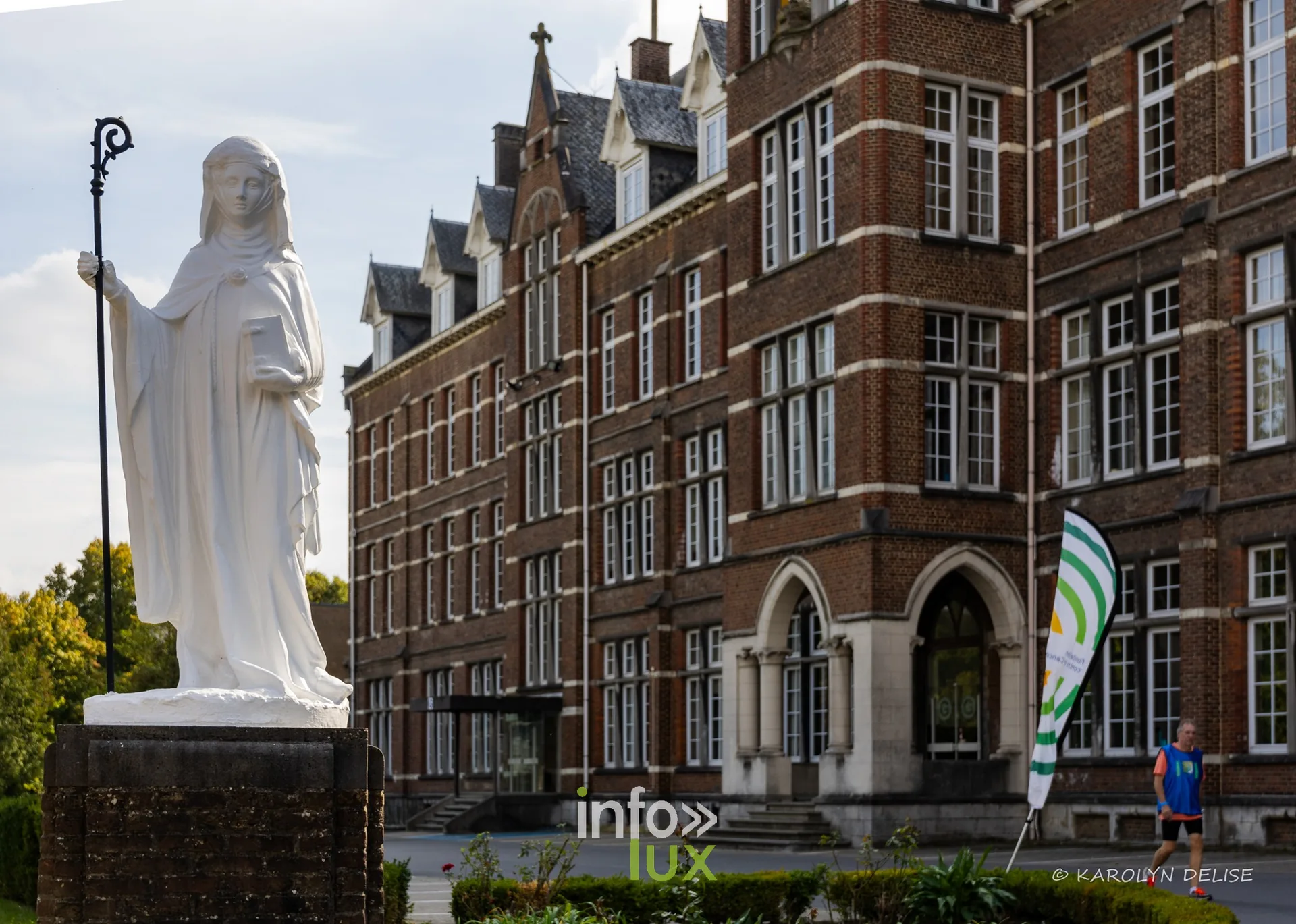 Statue et façade du collège Sainte-Gertrude, Relais pour la Vie de Nivelles 2026