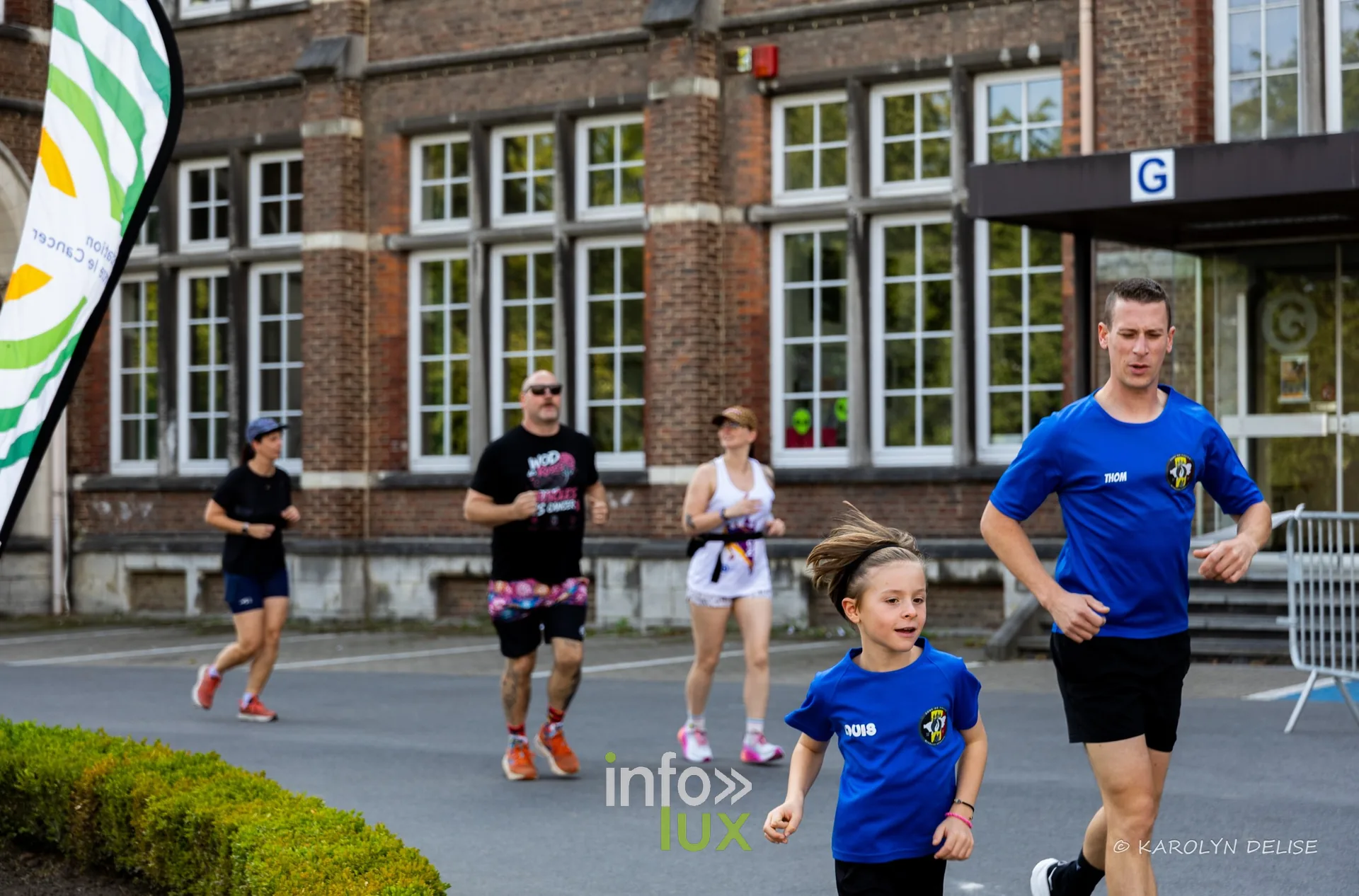 Coureurs et marcheurs devant la façade du collège sur le circuit, Relais pour la Vie de Nivelles 2026