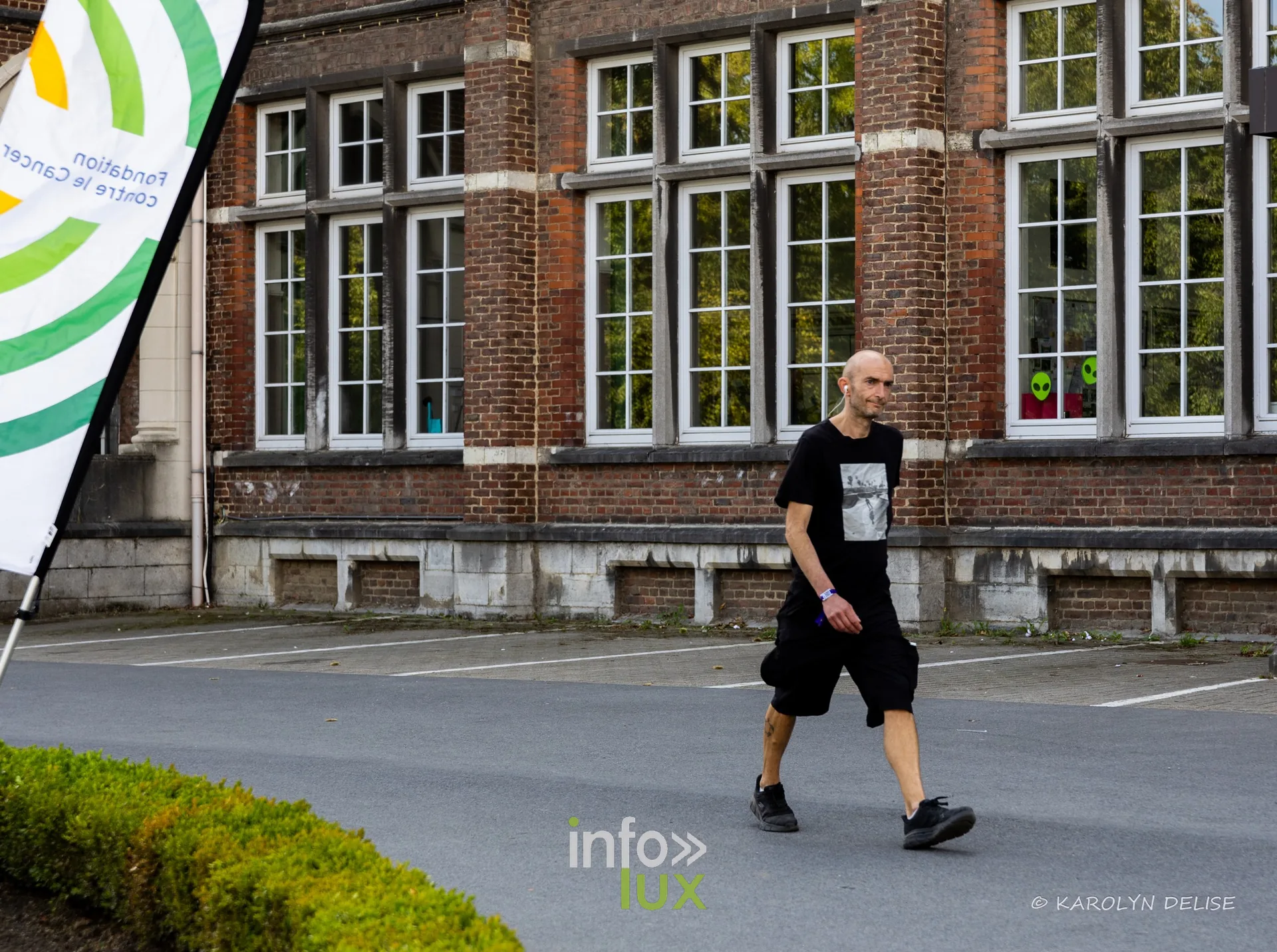 Coureurs et marcheurs devant la façade du collège sur le circuit, Relais pour la Vie de Nivelles 2026