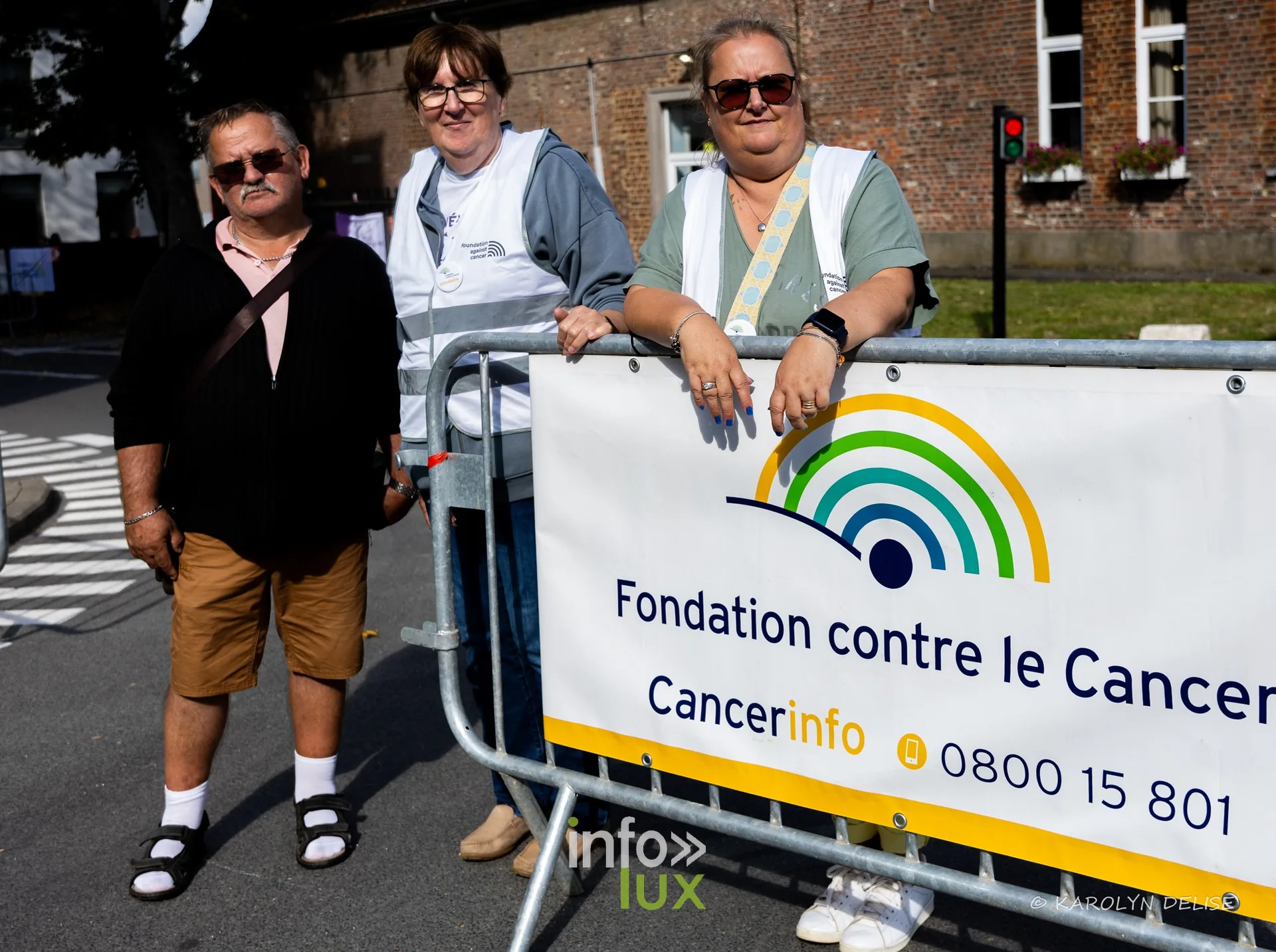 Bénévoles près de la bâche Fondation contre le Cancer, Relais pour la Vie de Nivelles 2026