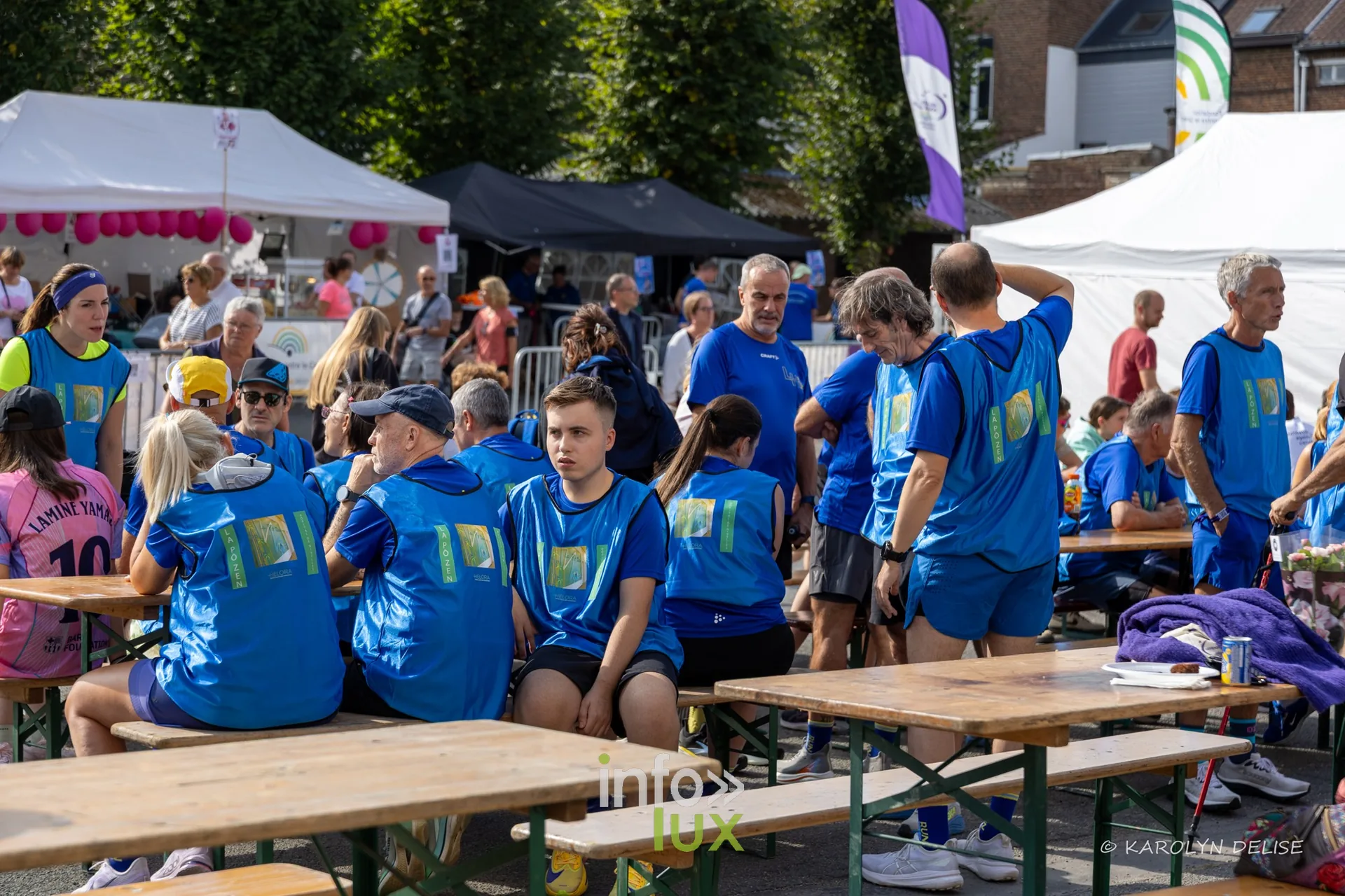 Équipe en maillot bleu attablée, Relais pour la Vie de Nivelles 2026