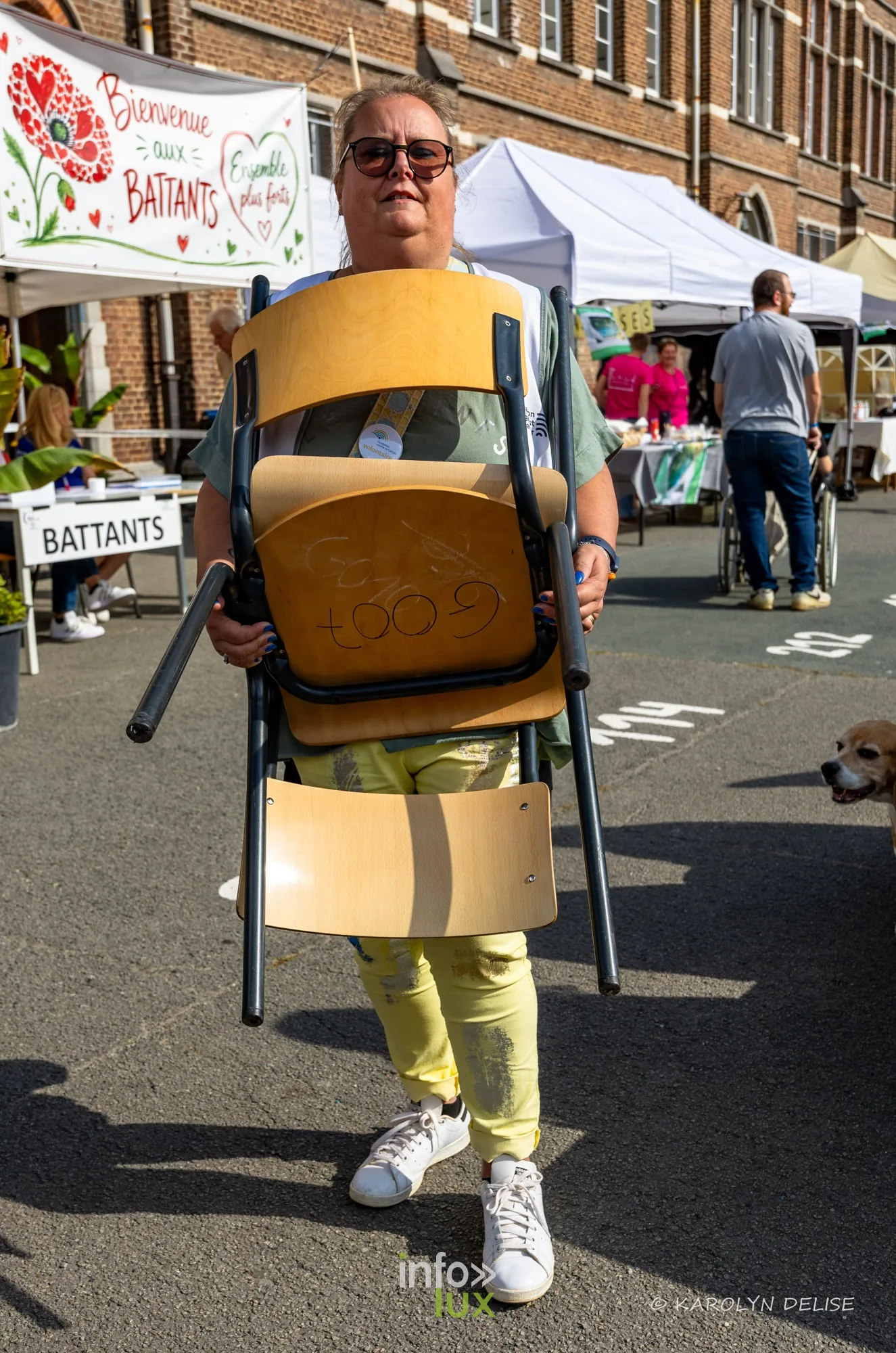 Participant transportant une chaise au village, Relais pour la Vie de Nivelles 2026