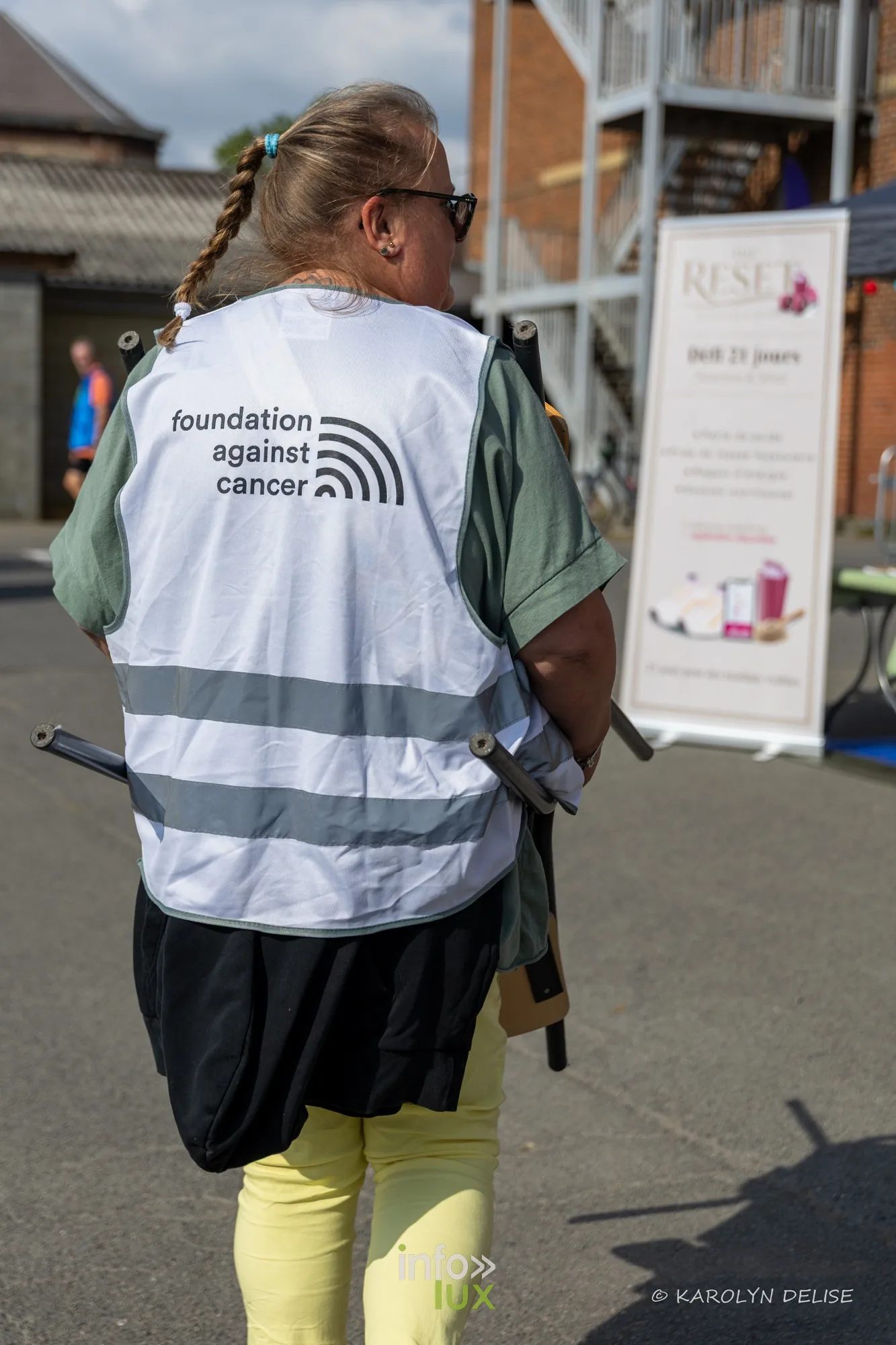 Bénévole en gilet Fondation contre le Cancer, vue de dos, Relais pour la Vie de Nivelles 2026