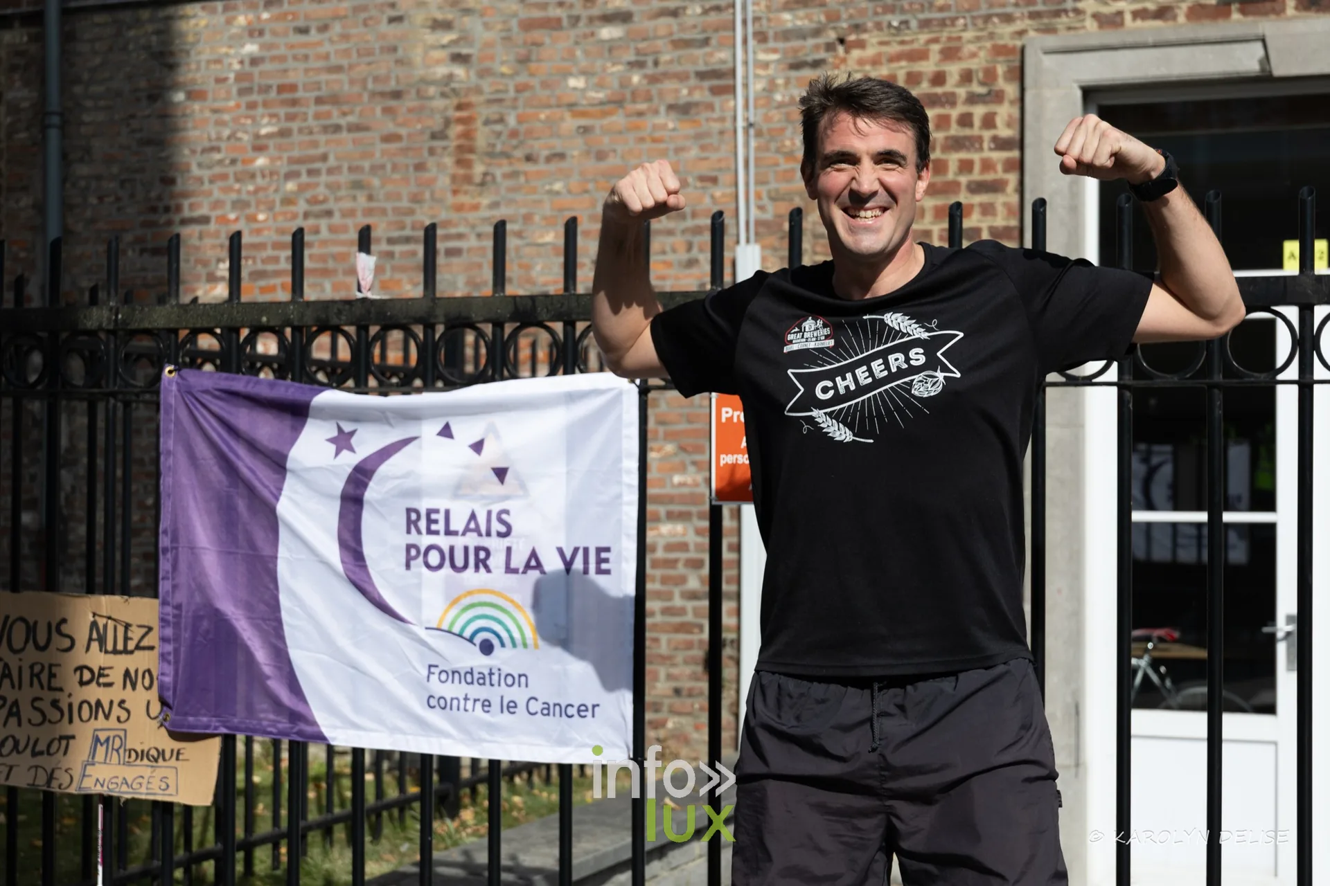 Participant devant la bâche du Relais pour la Vie, Relais pour la Vie de Nivelles 2026