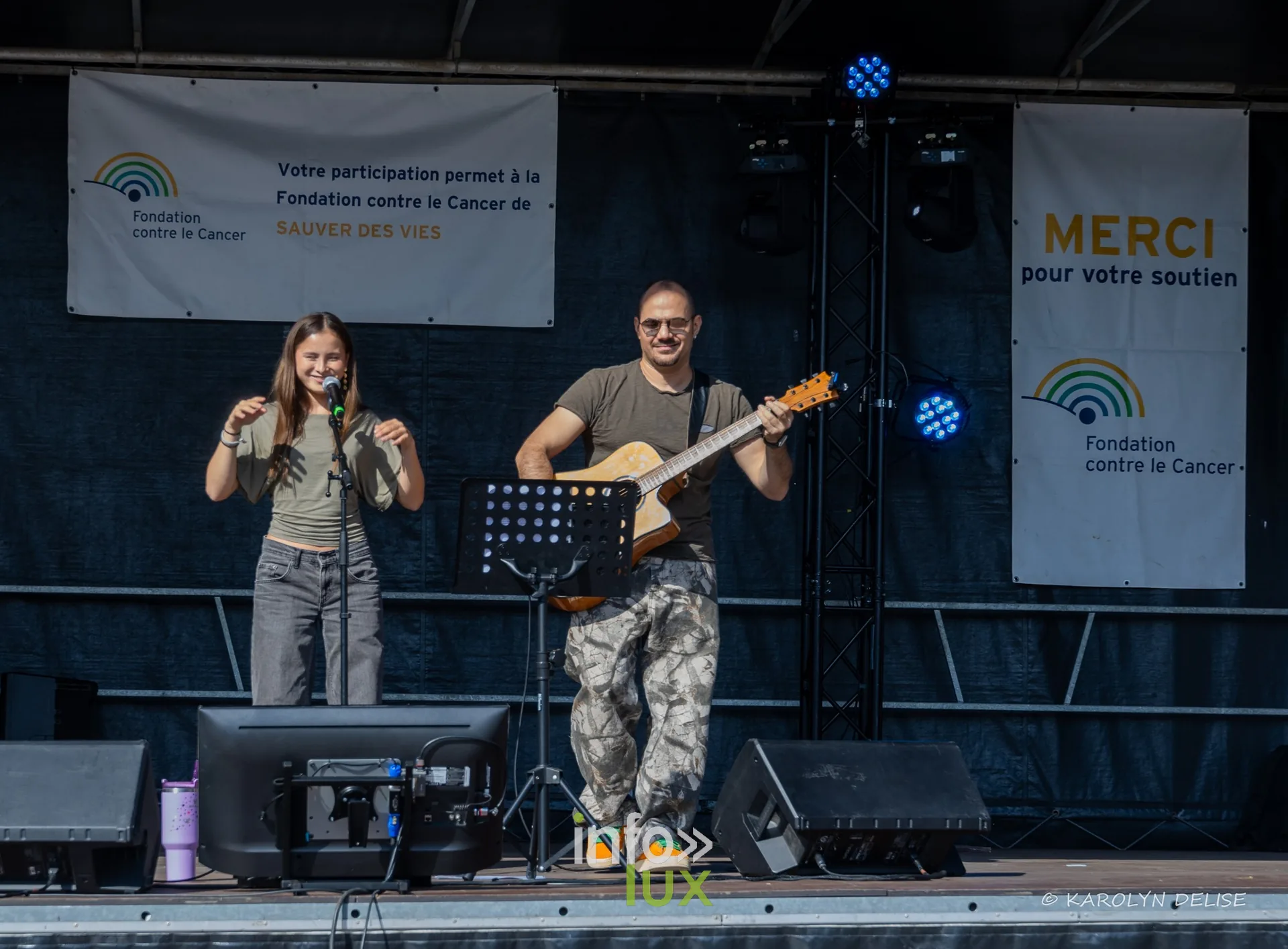 Duo chant et guitare sur la scène, Relais pour la Vie de Nivelles 2026