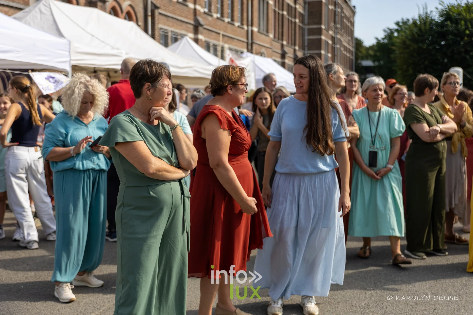 Chanteuses d’une chorale en robes colorées au milieu du public, cérémonie de clôture, Relais pour la Vie de Nivelles 2026