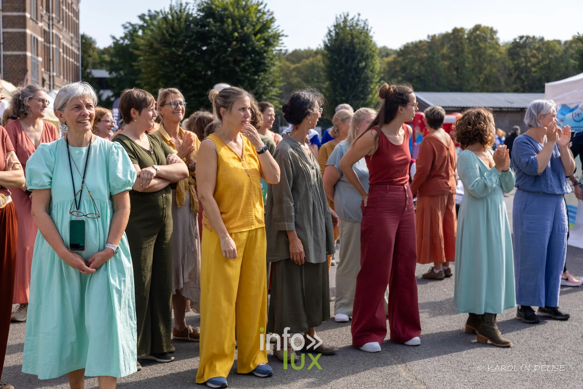 Chanteuses d’une chorale en robes colorées au milieu du public, cérémonie de clôture, Relais pour la Vie de Nivelles 2026