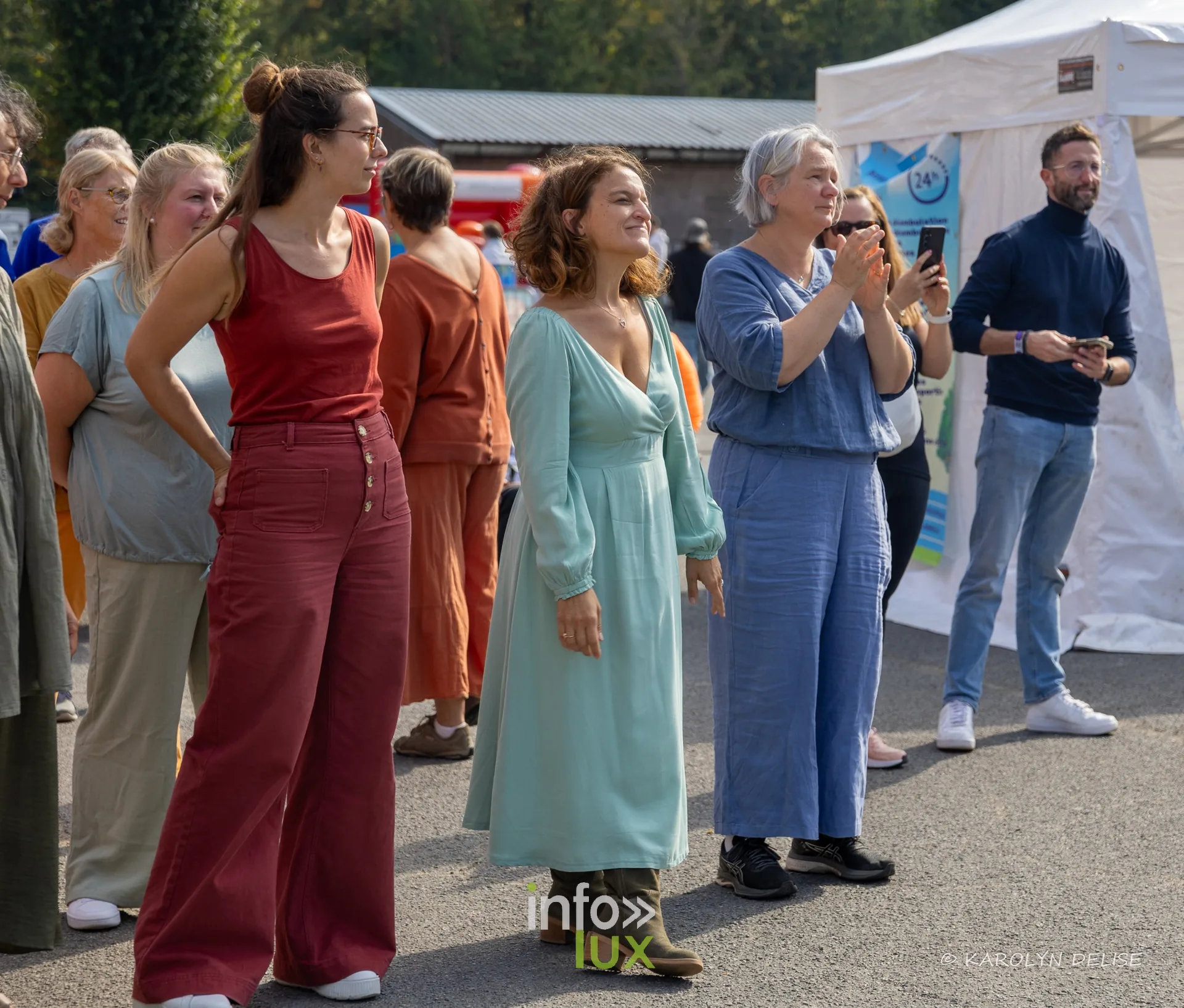Chanteuses d’une chorale en robes colorées au milieu du public, cérémonie de clôture, Relais pour la Vie de Nivelles 2026