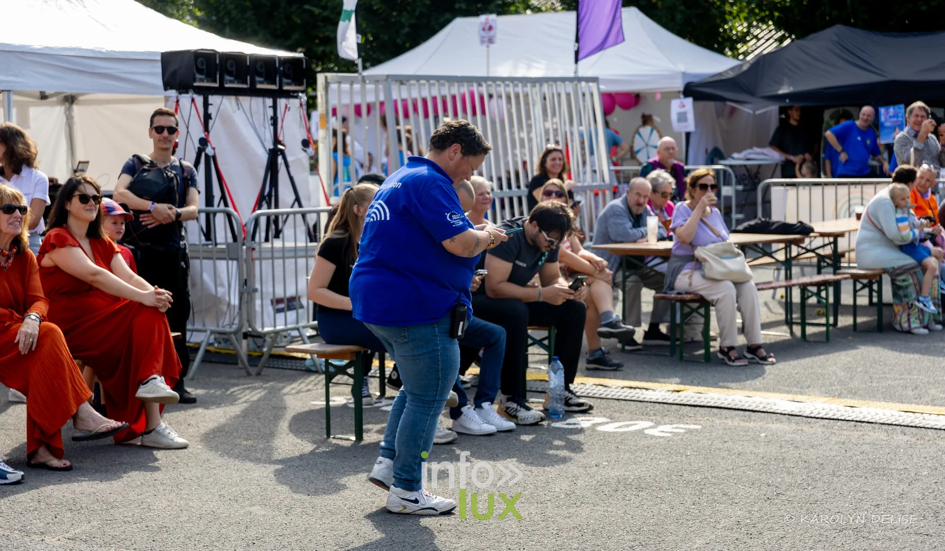 Chanteuses d’une chorale en robes colorées au milieu du public, cérémonie de clôture, Relais pour la Vie de Nivelles 2026