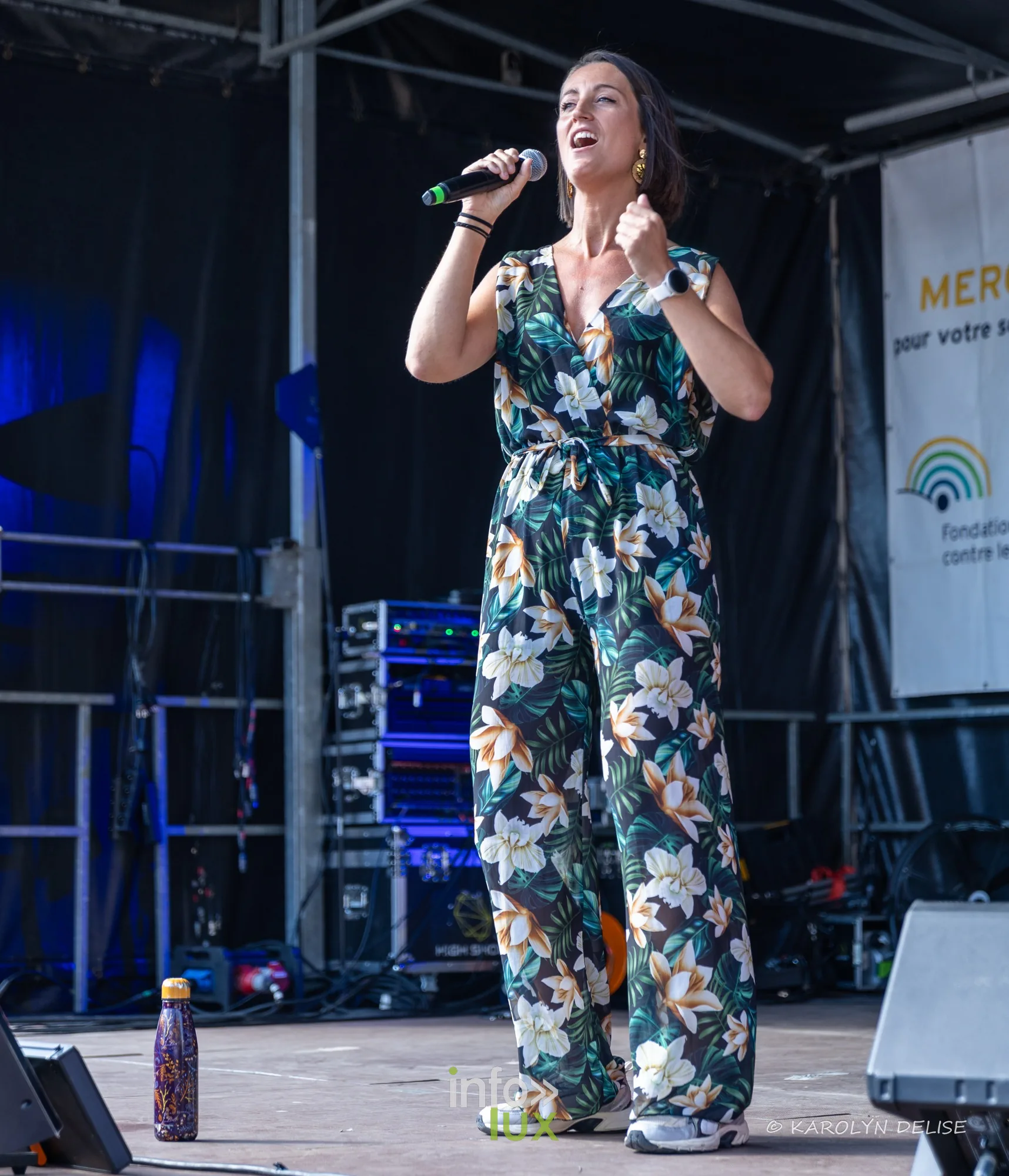 Chanteuse sur la scène, Relais pour la Vie de Nivelles 2026