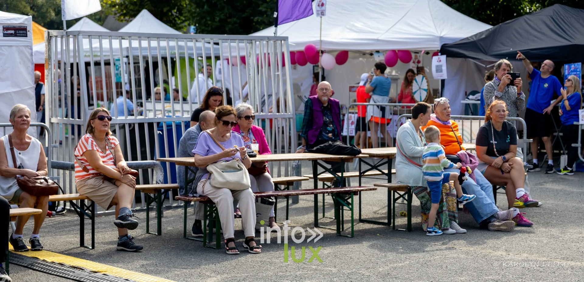 Chorale en robes colorées et public, cérémonie de clôture, Relais pour la Vie de Nivelles 2026