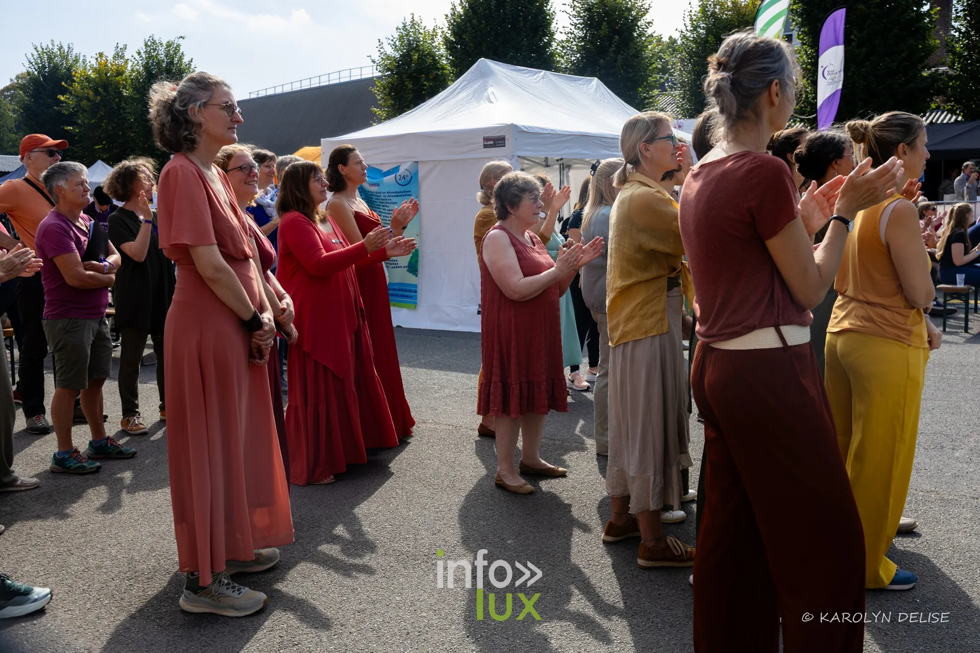 Chanteuses de la chorale et public, cérémonie de clôture, Relais pour la Vie de Nivelles 2026
