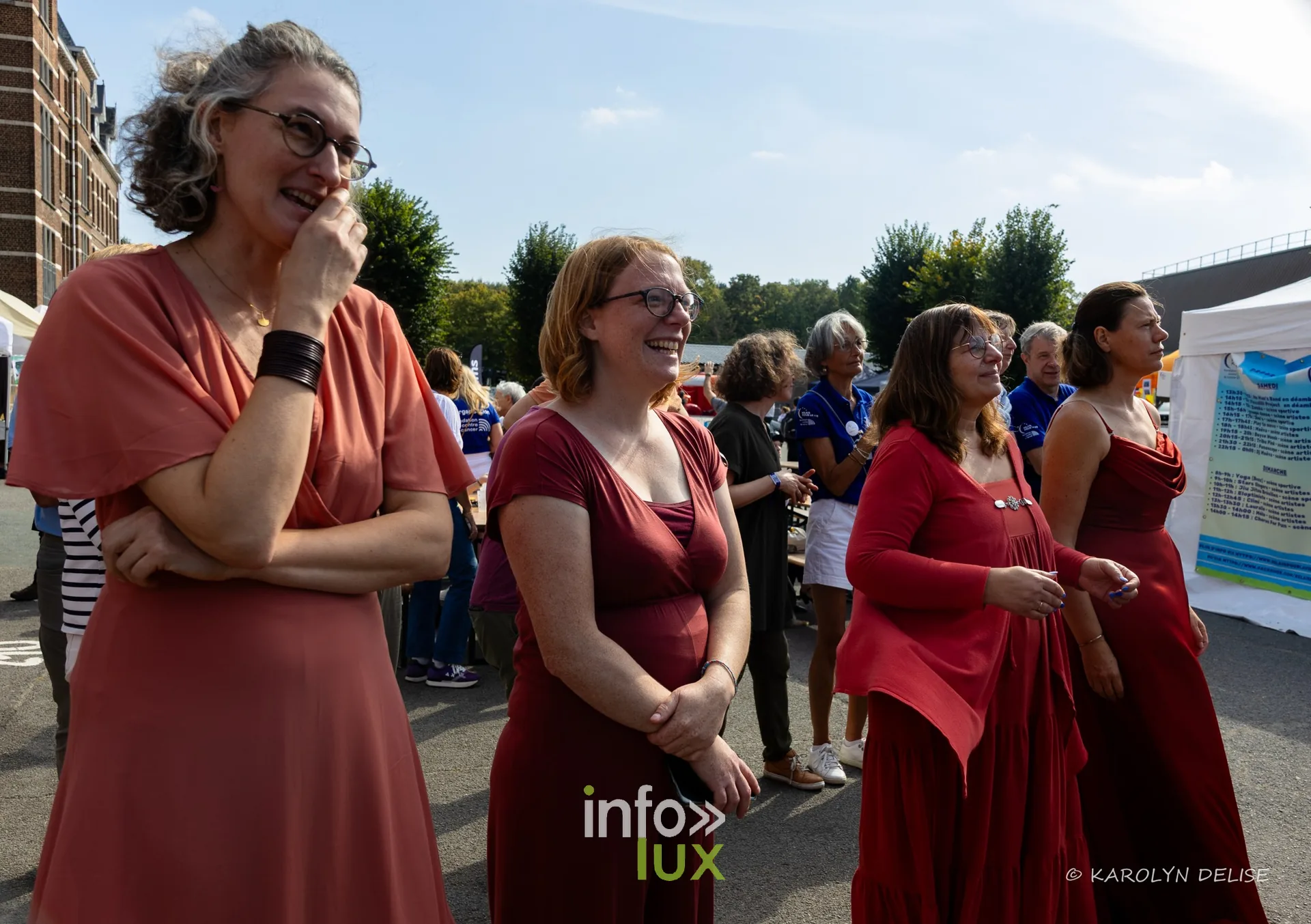 Chanteuses de la chorale et public, cérémonie de clôture, Relais pour la Vie de Nivelles 2026