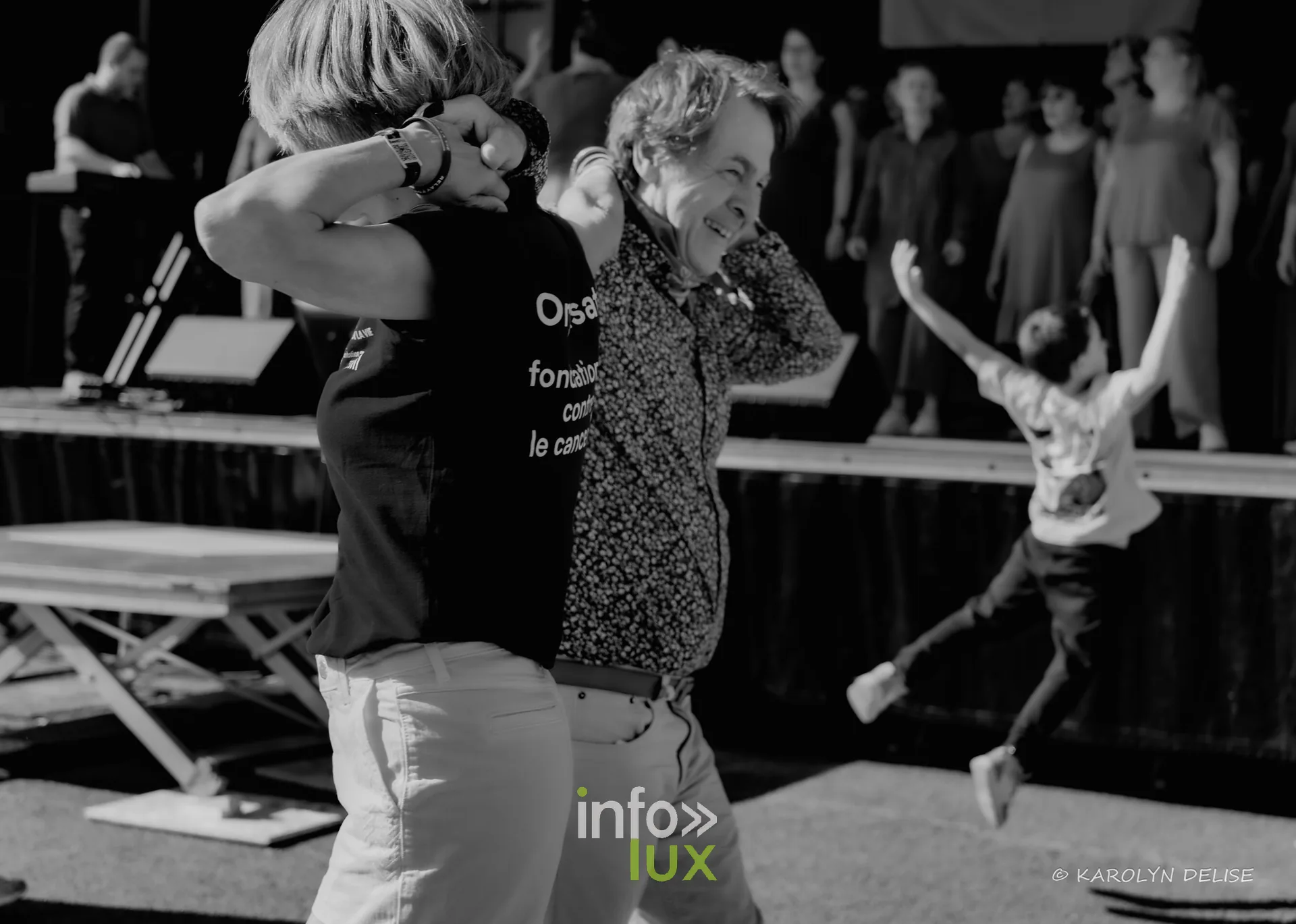 Danse devant la scène, photo en noir et blanc, cérémonie de clôture, Relais pour la Vie de Nivelles 2026