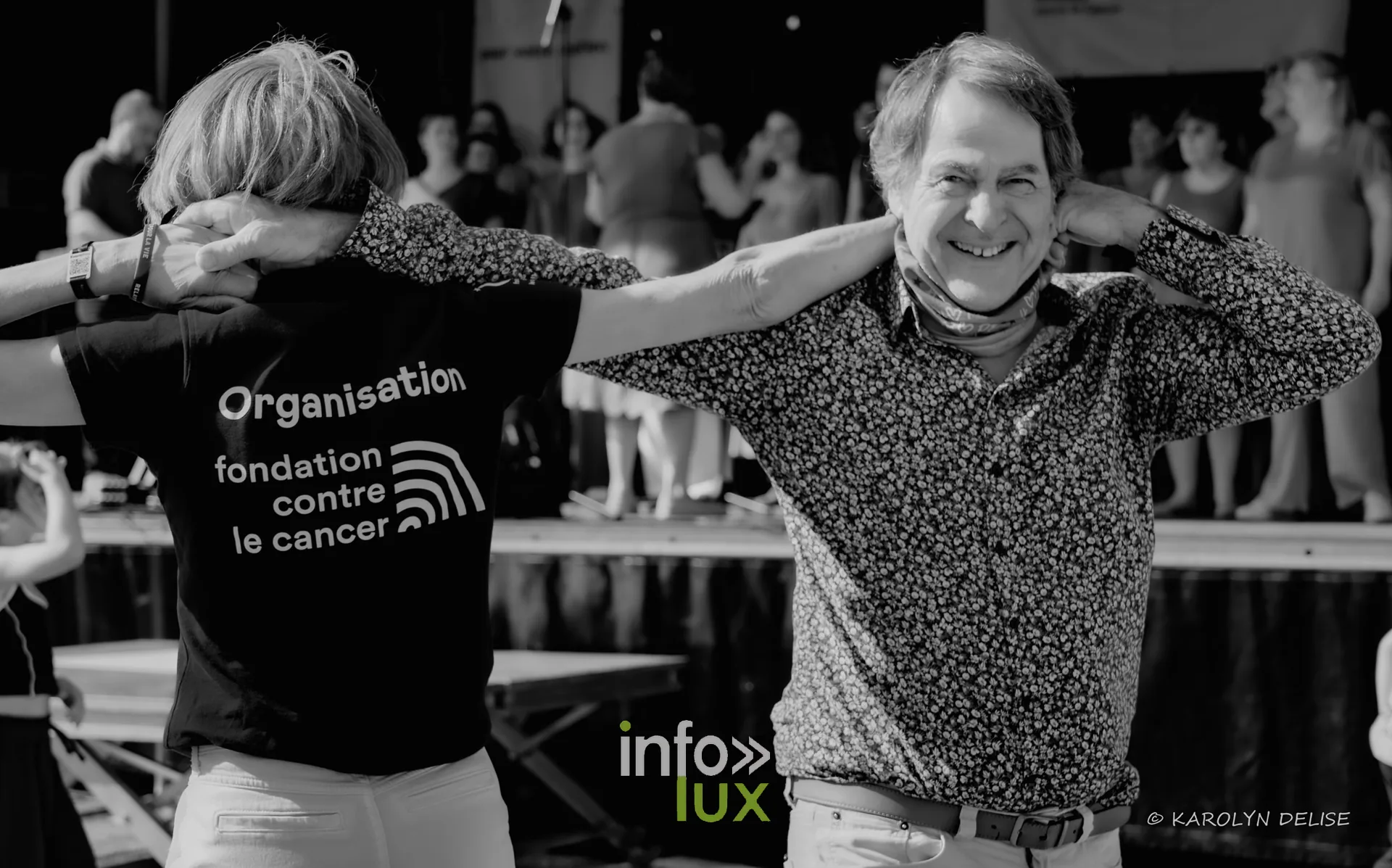 Danse devant la scène, photo en noir et blanc, cérémonie de clôture, Relais pour la Vie de Nivelles 2026
