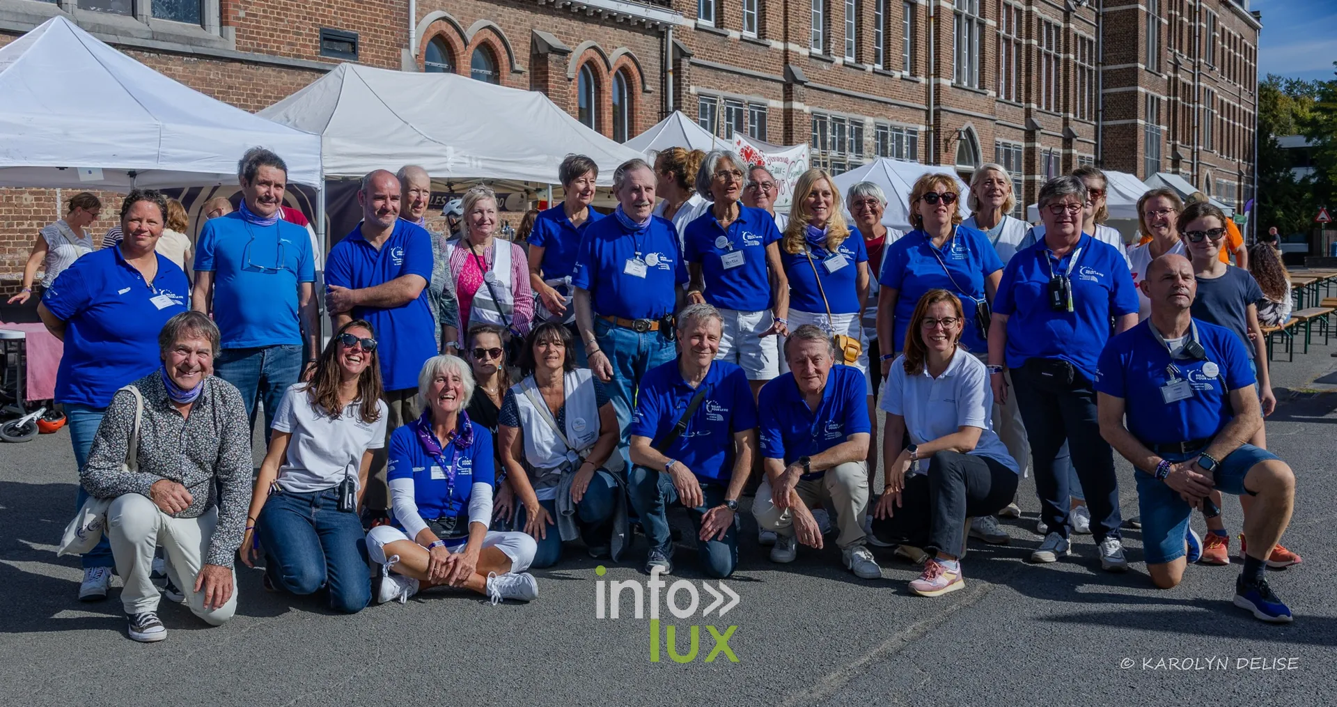 Photo de groupe de l’équipe d’organisation en t-shirt bleu, Relais pour la Vie de Nivelles 2026