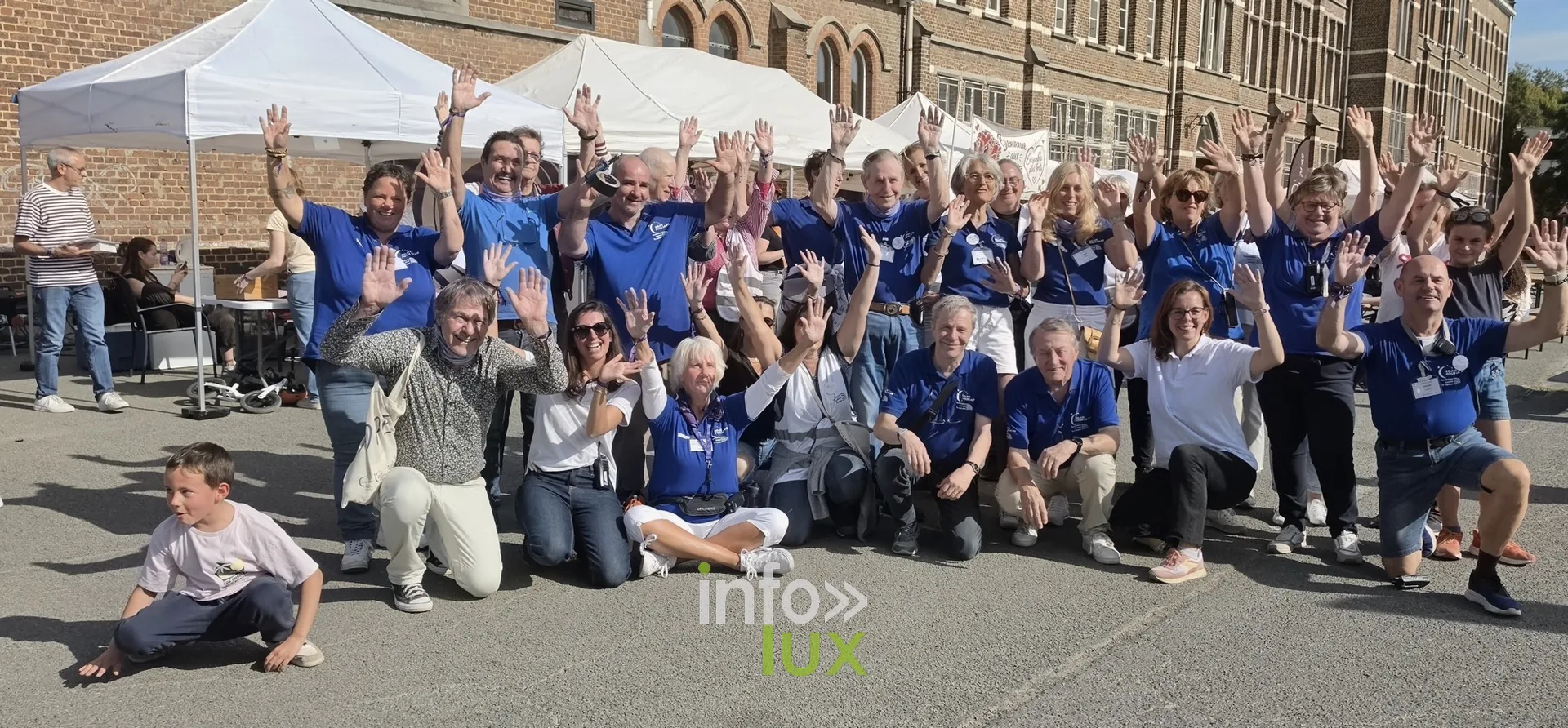 Photo de groupe de l’équipe d’organisation en t-shirt bleu, Relais pour la Vie de Nivelles 2026