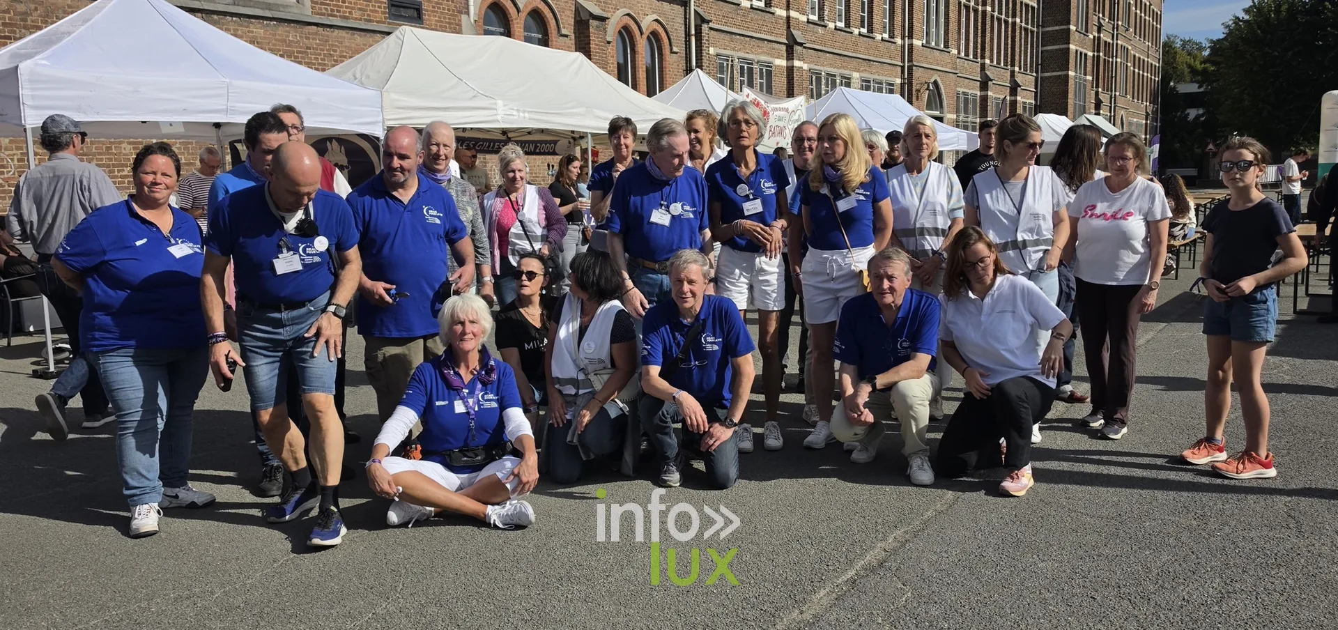 Photo de groupe de l’équipe d’organisation en t-shirt bleu, Relais pour la Vie de Nivelles 2026