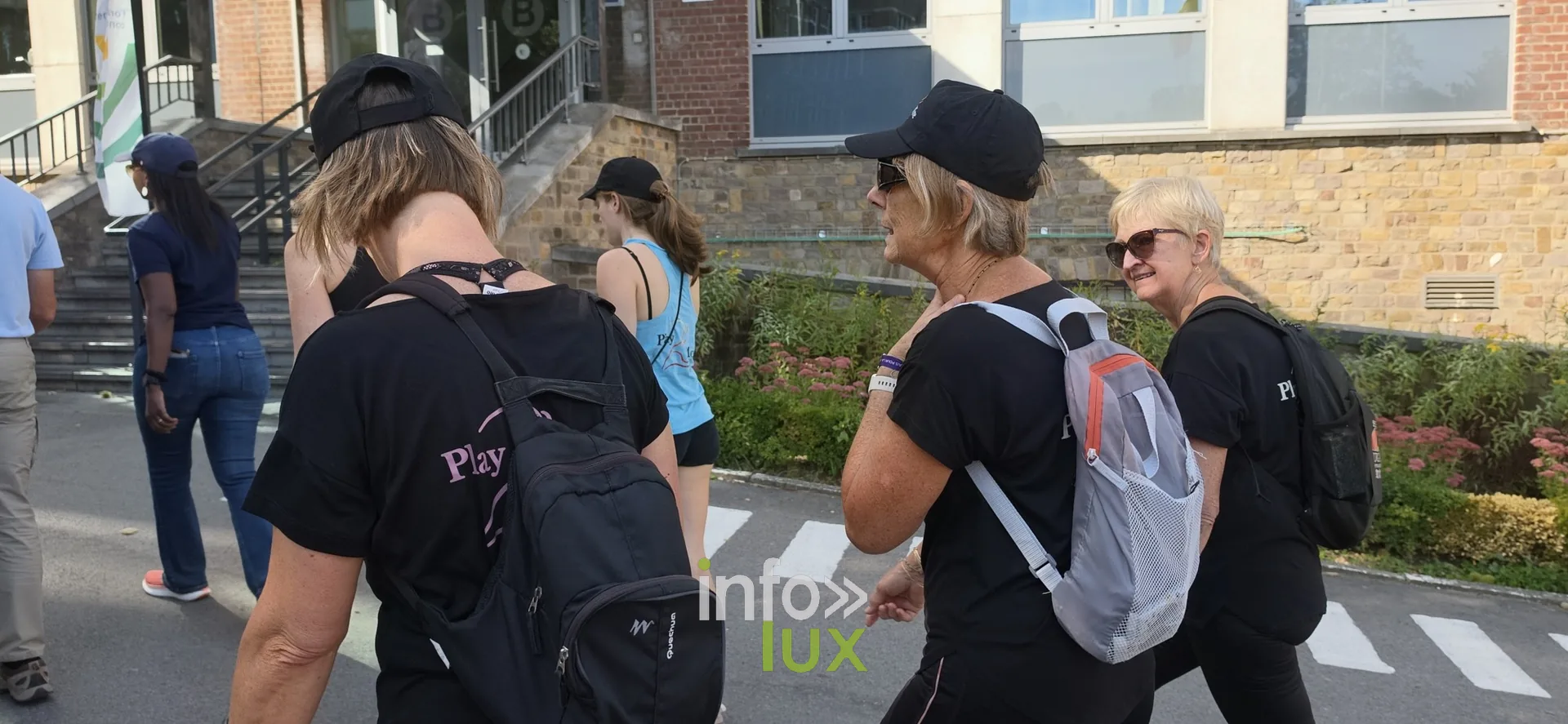 Participants sur le circuit, vus de dos, Relais pour la Vie de Nivelles 2026