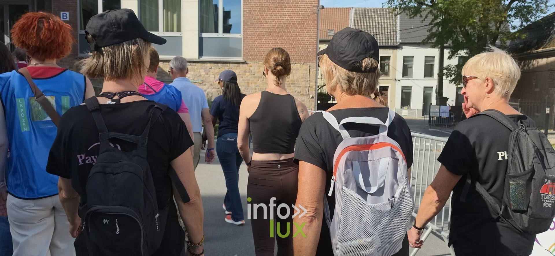 Participants sur le circuit, vus de dos, Relais pour la Vie de Nivelles 2026