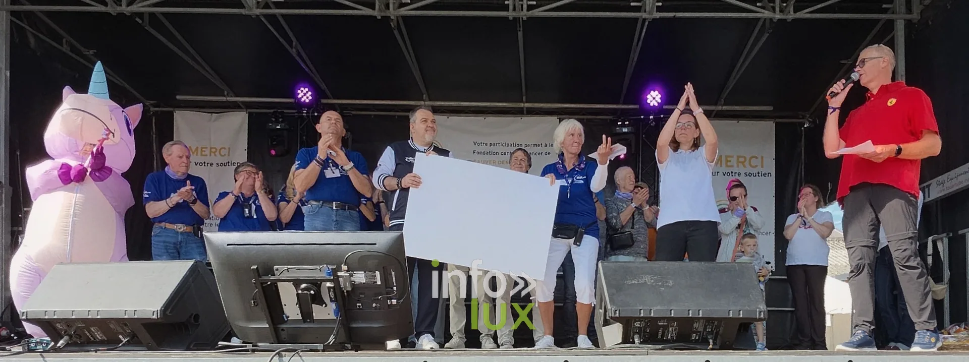 Organisateurs et participants sur la scène, cérémonie de clôture, Relais pour la Vie de Nivelles 2026