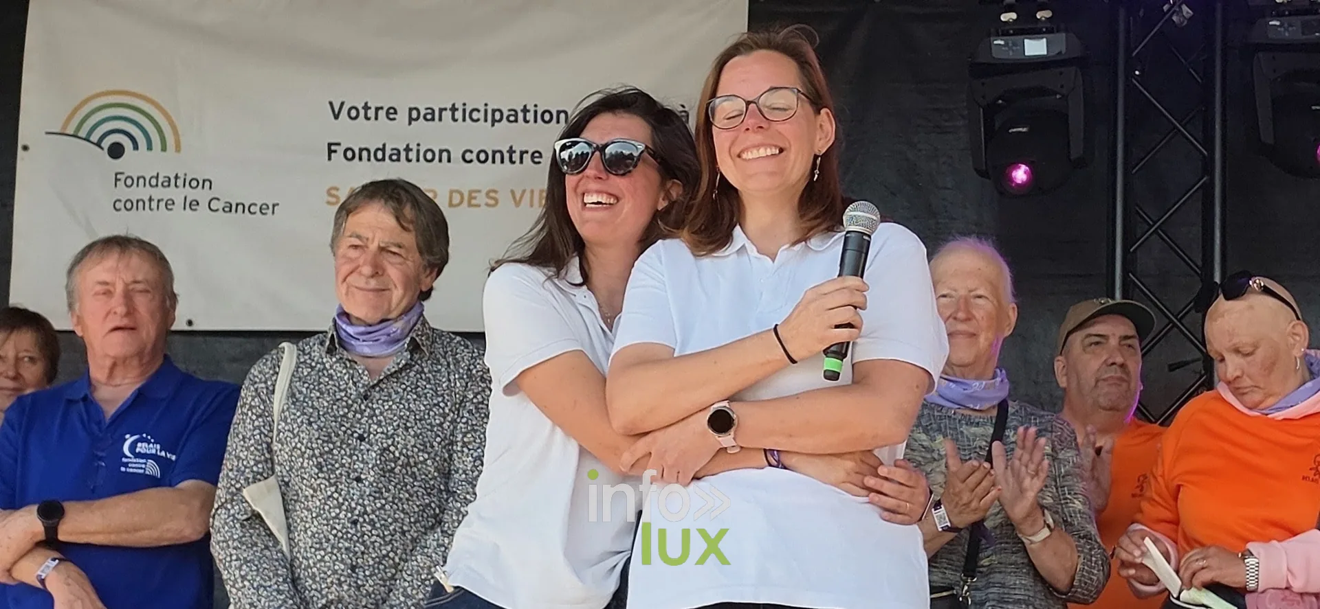 Organisateurs et participants sur la scène, cérémonie de clôture, Relais pour la Vie de Nivelles 2026
