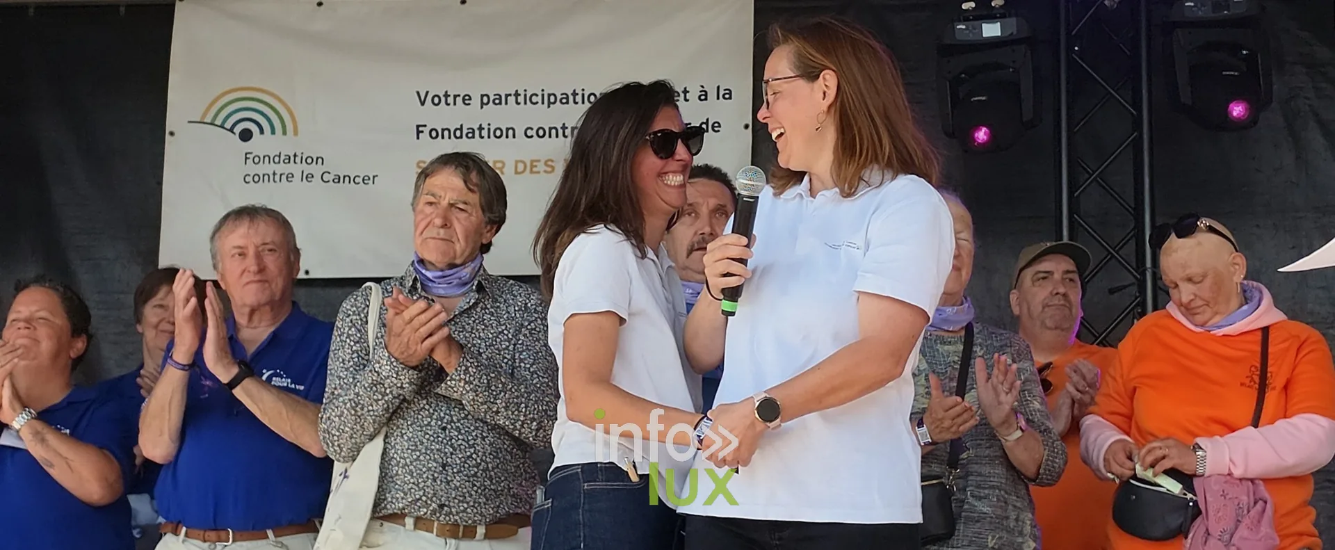 Organisateurs et participants sur la scène, cérémonie de clôture, Relais pour la Vie de Nivelles 2026