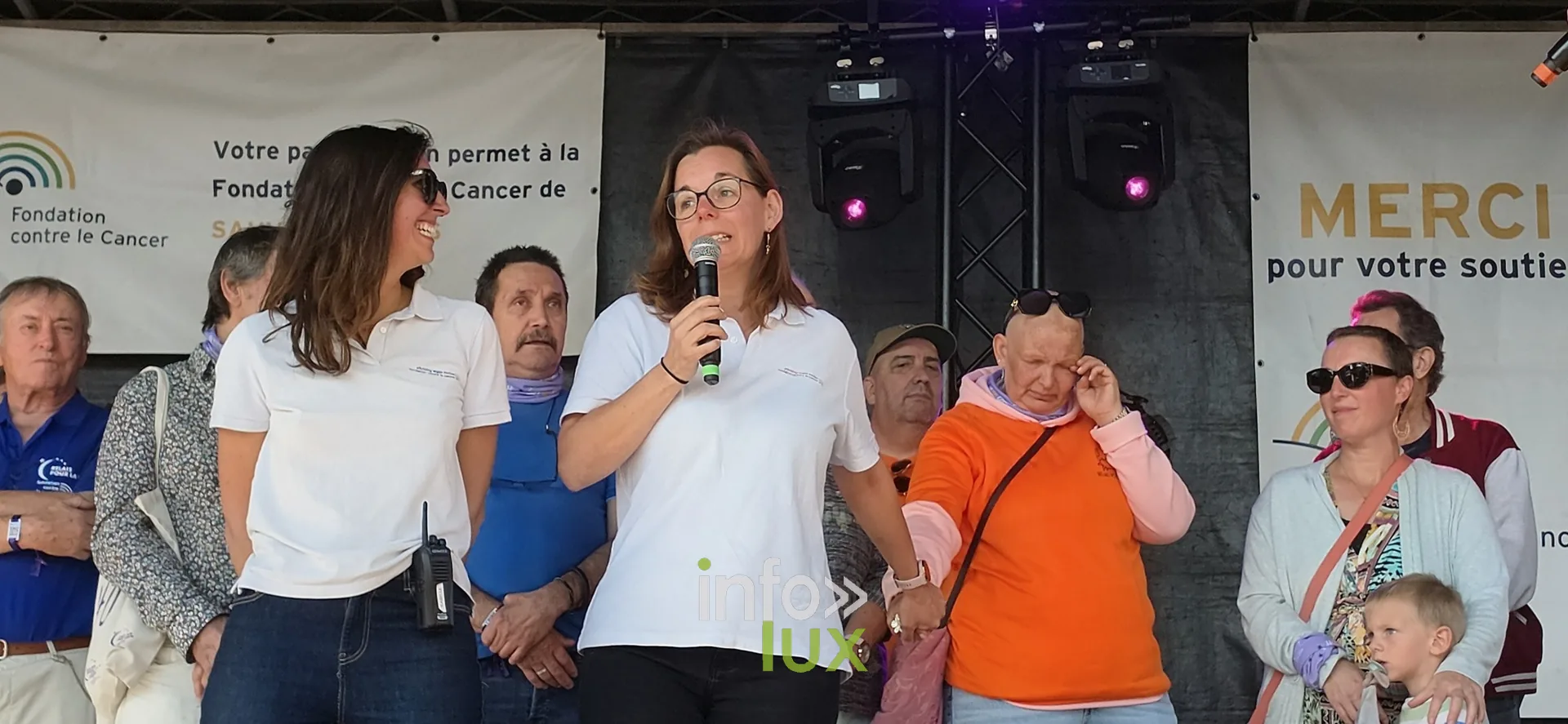 Organisateurs et participants sur la scène, cérémonie de clôture, Relais pour la Vie de Nivelles 2026