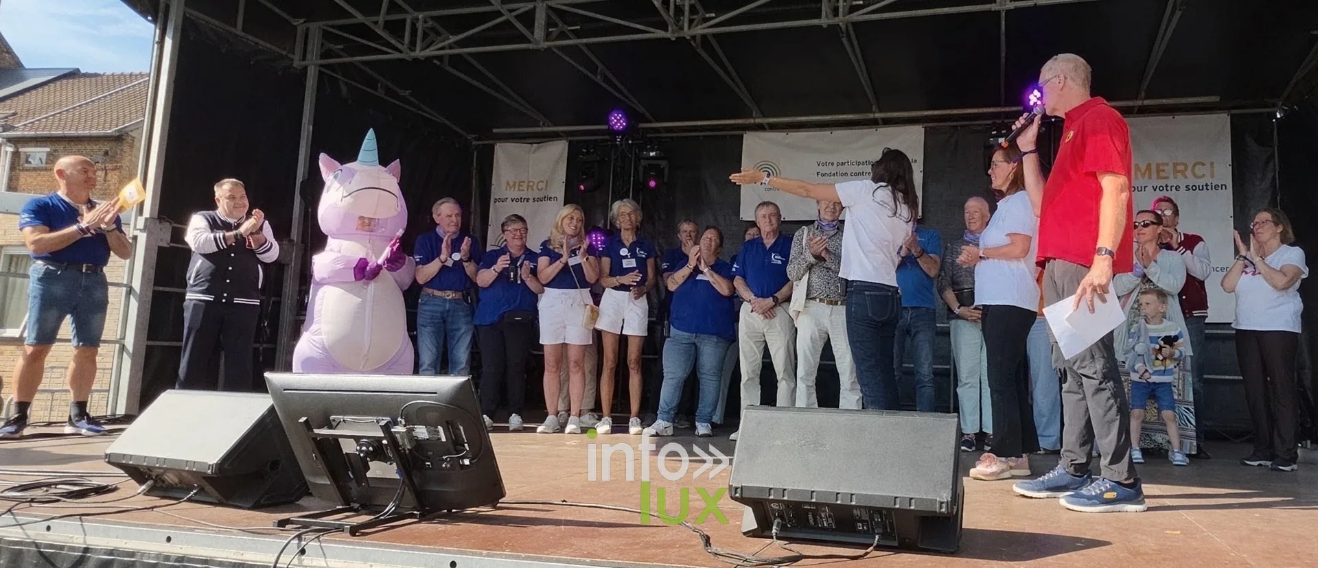 Organisateurs et participants sur la scène, cérémonie de clôture, Relais pour la Vie de Nivelles 2026