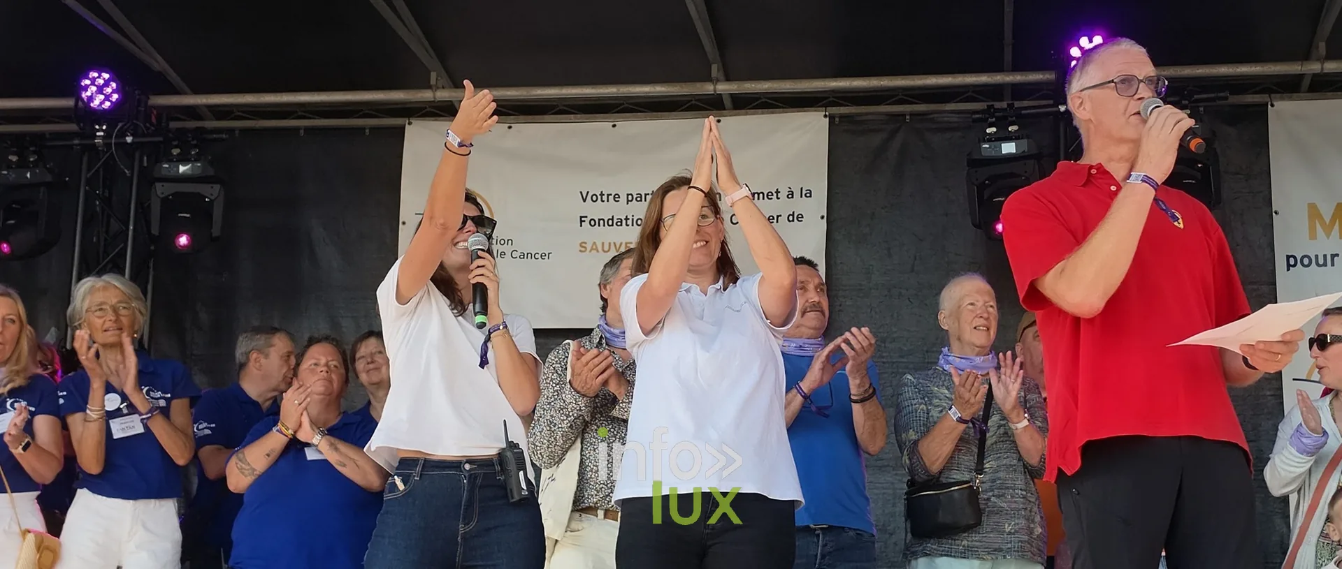 Organisateurs et participants sur la scène, cérémonie de clôture, Relais pour la Vie de Nivelles 2026
