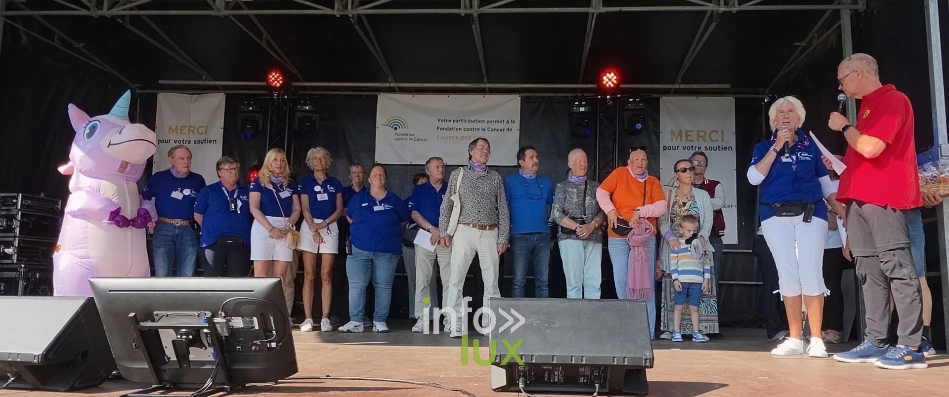 Organisateurs et participants sur la scène, cérémonie de clôture, Relais pour la Vie de Nivelles 2026