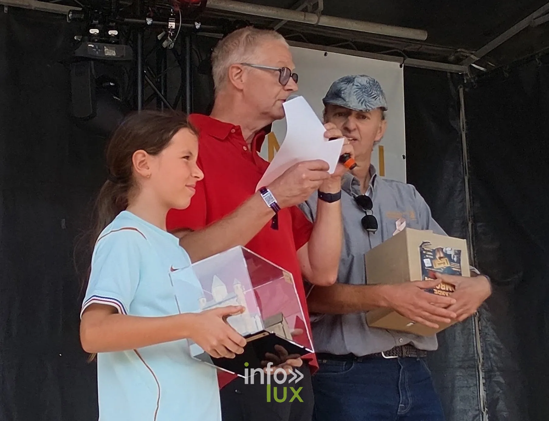 Remise d’une maquette sur la scène, cérémonie de clôture, Relais pour la Vie de Nivelles 2026