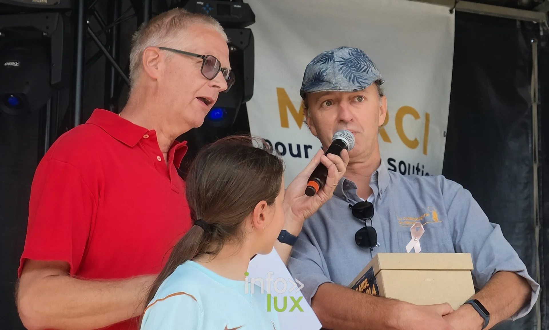 Remise d’une maquette sur la scène, cérémonie de clôture, Relais pour la Vie de Nivelles 2026