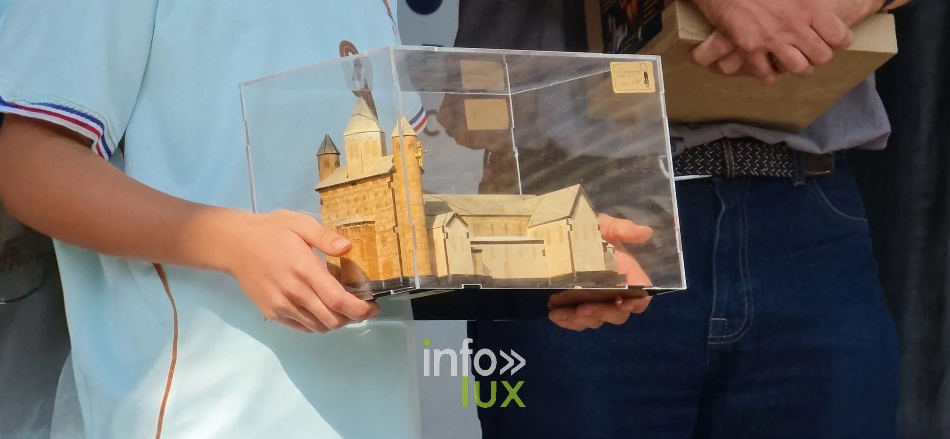 Remise d’une maquette sur la scène, cérémonie de clôture, Relais pour la Vie de Nivelles 2026