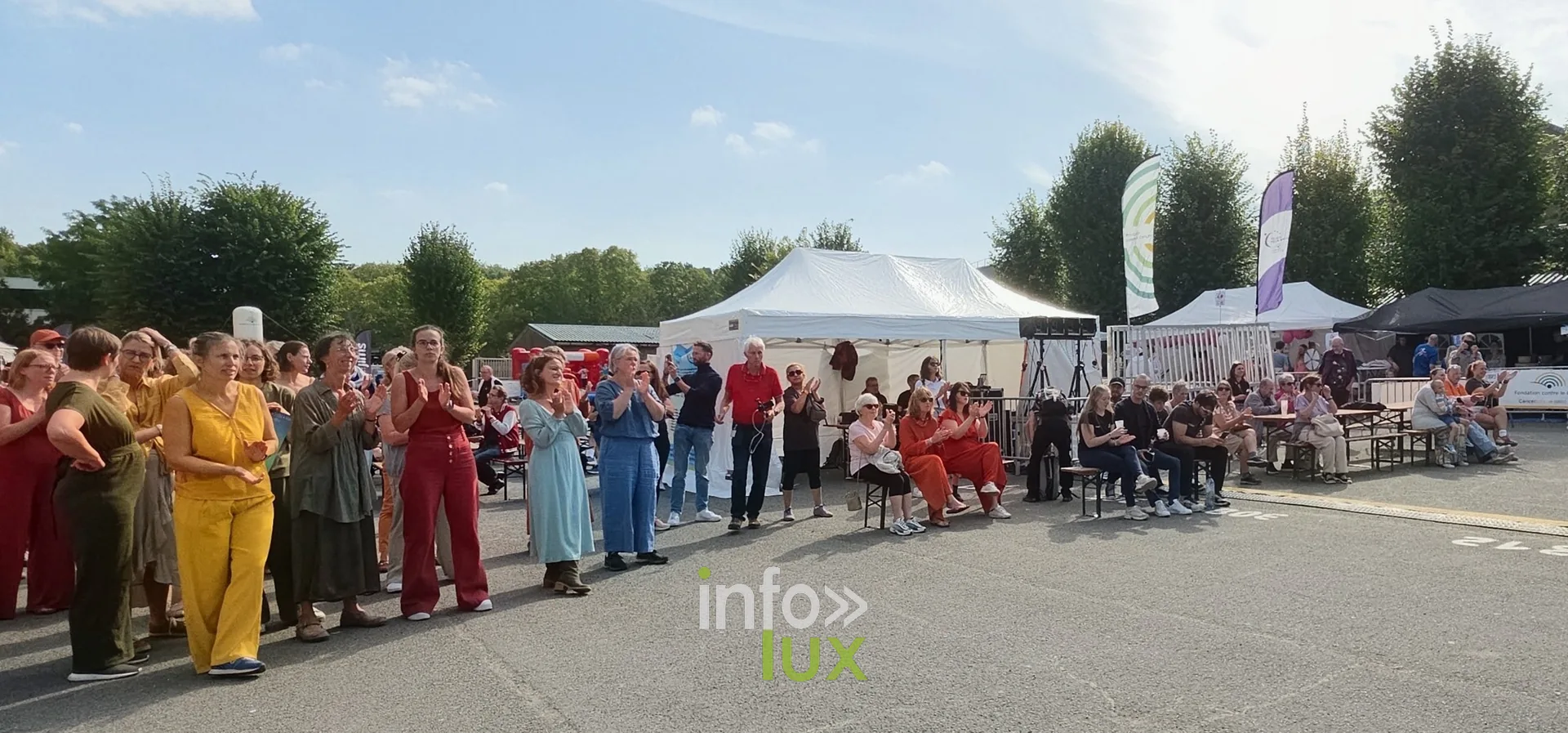 Chorale et public dans la cour du collège, cérémonie de clôture, Relais pour la Vie de Nivelles 2026